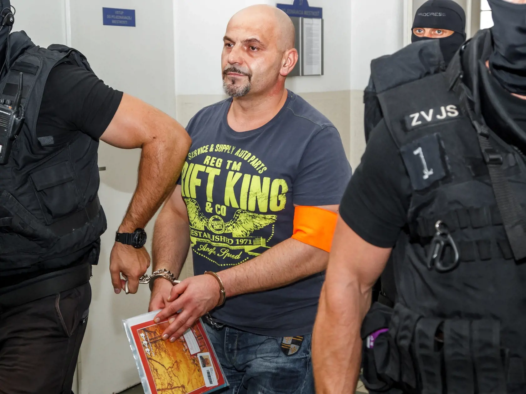 Miloš Kaštan cestou do justičného paláca v Bratislave, aby sa dohodol so sudcom na vine a treste za objednávku dvoch vrážd.