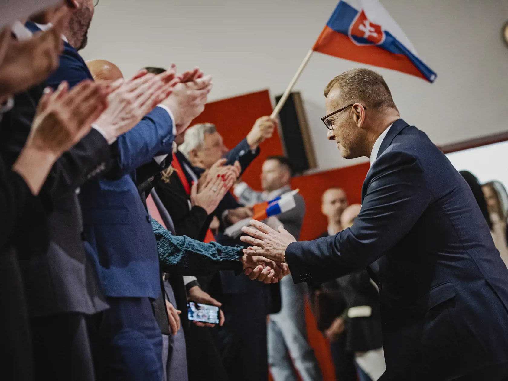 Politické strany, hnutia či koalície majú podľa zákona podať kandidačné listiny najneskôr 90 dní pred dňom konania sa volieb zapisovateľovi štátnej komisie. Zaplatiť musia volebnú kauciu 17.000 eur. Vráti sa tým stranám, ktoré dostanú vo voľbách aspoň dve percentá hlasov.