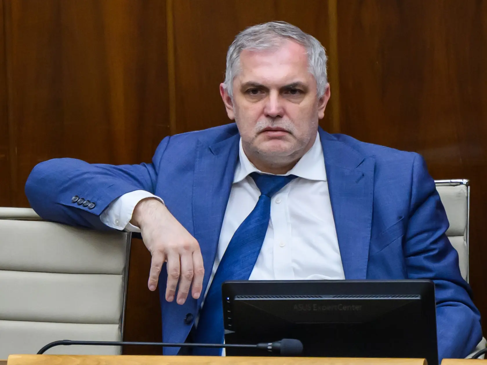 V koalícii sa má o zákone o tzv. covidových amnestiách, ak ho prezident SR Peter Pellegrini nepodpíše a vráti do parlamentu, ešte diskutovať. Poslanec Národnej rady (NR) SR Roman Michelko (SNS) si myslí, že SNS a Smer-SD by nemali problém prelomiť prípadné veto hlavy štátu. Zákonodarca Ján Podmanický (Smer-SD) legislatívu víta a za prípadné prelomenie veta bude hlasovať. Predseda poslaneckého klubu PS Martin Dubéci a poslanec Jozef Hajko (KDH) zákon kritizujú.