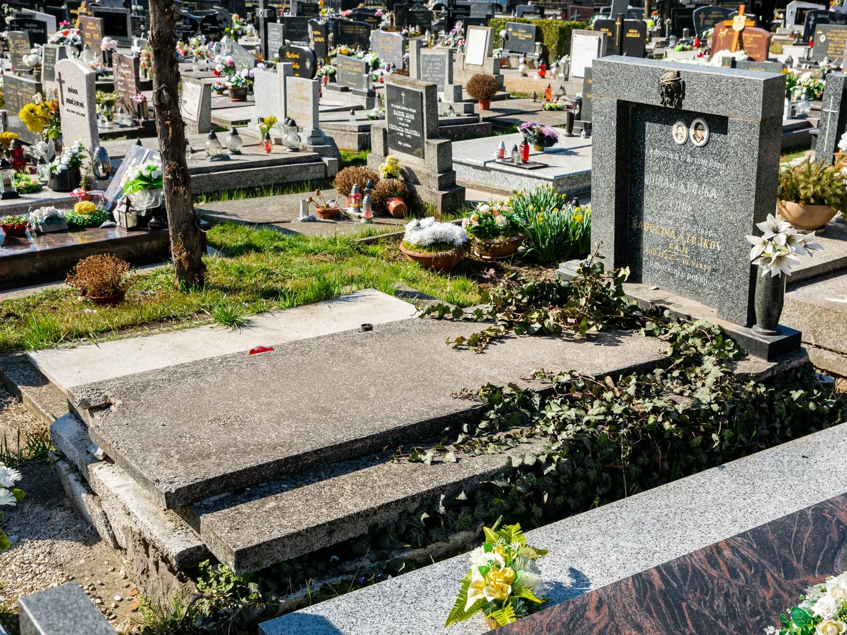 Na snímke miesto posledného odpočinku rodičov Jenda: Juraja "Čuri" Stojku a Karolíny "Ráji" Stojkovej. Hrob po smrti Čuriho v roku 1980 vykradli dva dni po pohrebe. Zlodeji sa nabalili. v truhle bolo veľké množstvo zlata i vysoká finančná hotovosť.