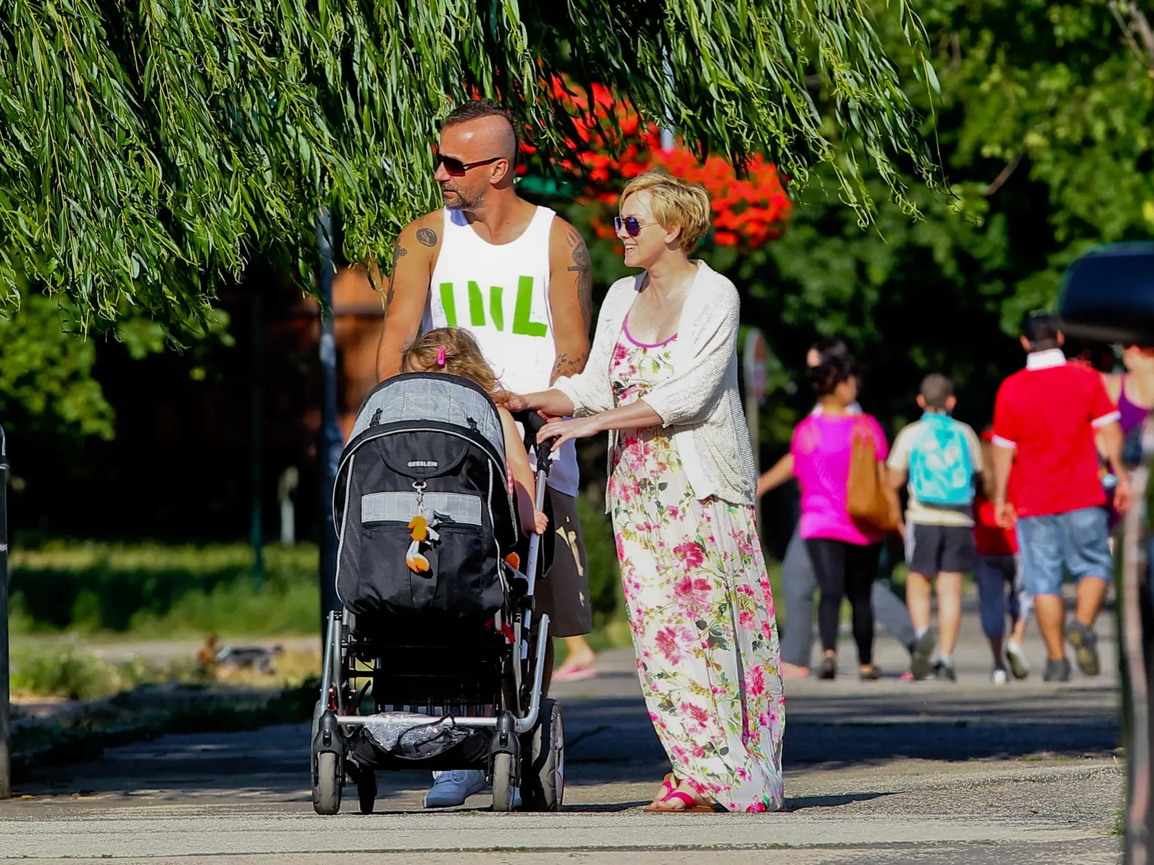 Jaro Bekr a Monika Hilmerová na prechádzke s dcérkou Zarou a synom Leonardom v kočíku.