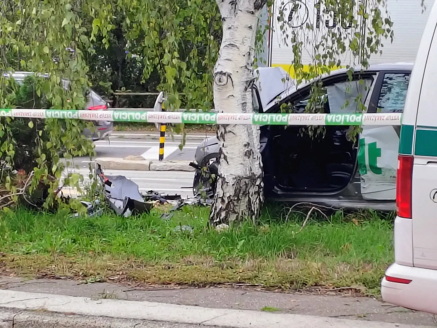 Tragédia v Bratislave! Dnes krátko po 14:00 došlo na Pražskej ulici k dopravnej nehode, pri ktorej sa zrazili dve osobné autá a chodkyňa.