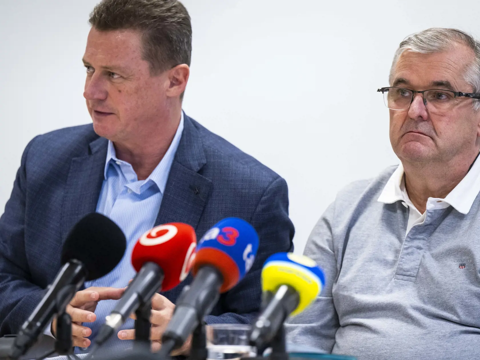 Na snímke zľava prvý viceprezident Asociácie nemocníc Slovenska (ANS) Igor Pramuk a prezident ANS Marián Petko počas tlačovej konferencie na tému Dofinancovanie na rok 2024 - 2025, zmluvy so zdravotnými poisťovňami a konsolidačný balíček 17. októbra 2024 v Bratislave. FOTO TASR - Jakub Kotian