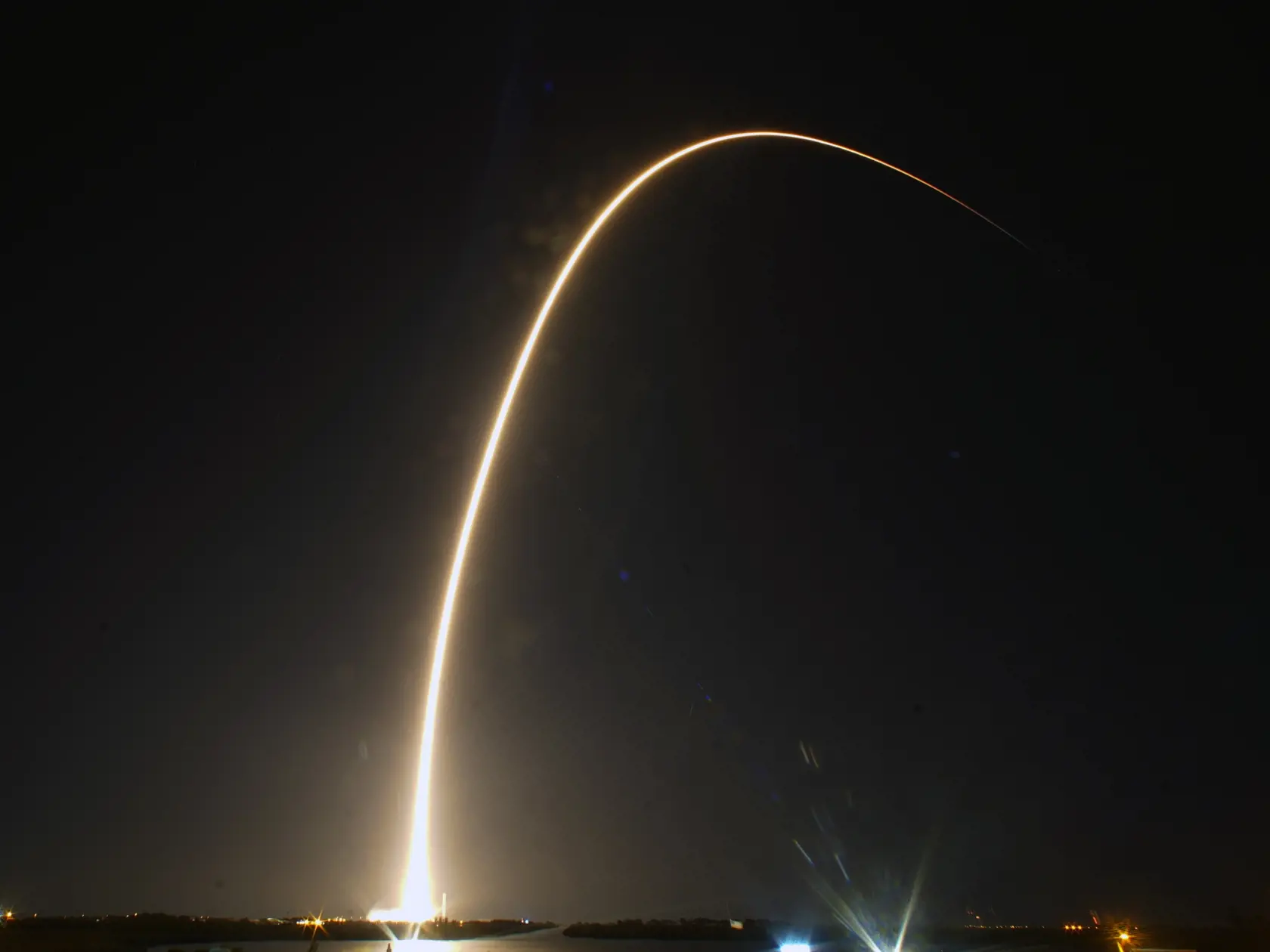 KK6 Mys Canaveral - Raketa Falcon 9 súkromnej spoločnosti SpaceX vlastnenej miliardárom Elonom Muskom vyniesla v stredu 15. januára 2025 z kozmodrómu na Myse Canaveral dva lunárne pristávacie moduly. Prvým je Blue Ghost, ktorý vyvinula a skonštruovala spoločnosť Firefly Aerospace so sídlom v americkom štáte Texas, druhým  Resilience od japonského start-upu ispace. FOTO TASR/AP 
A SpaceX Falcon 9 rocket lifts off from pad 39A with a payload of a pair of lunar landers at the Kennedy Space Center in Cape Canaveral, Fla., Wednesday, Jan. 15, 2025. (AP Photo/John Raoux)