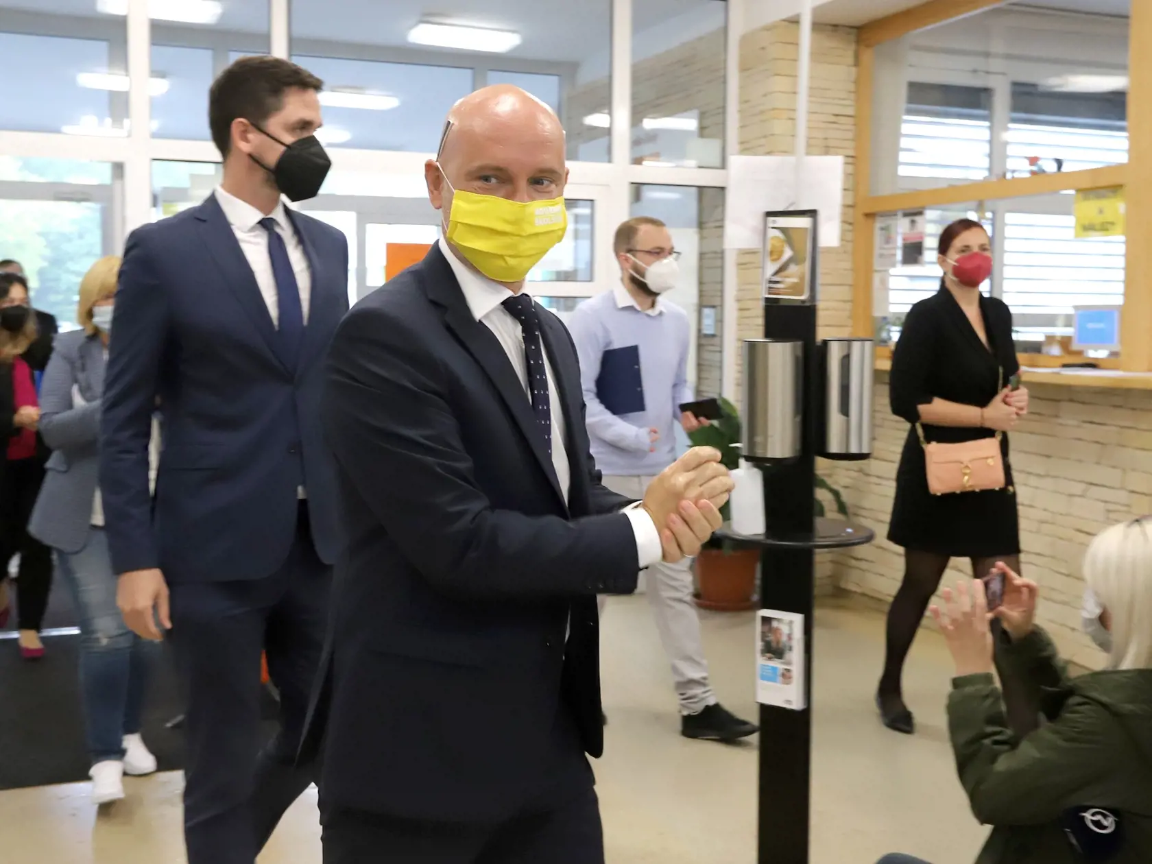 Spustenie mobilného očkovania na stredných školách v Banskobystrickom samosprávnom kraji (BBSK) za účasti ministra školstva, vedy, výskumu a športu SR Branislava Gröhlinga. Na snímke minister školstva, vedy, výskumu a športu SR Branislav Gröhling na Gymnáziu Ľ. Štúra vo Zvolene 17. septembra 2021.