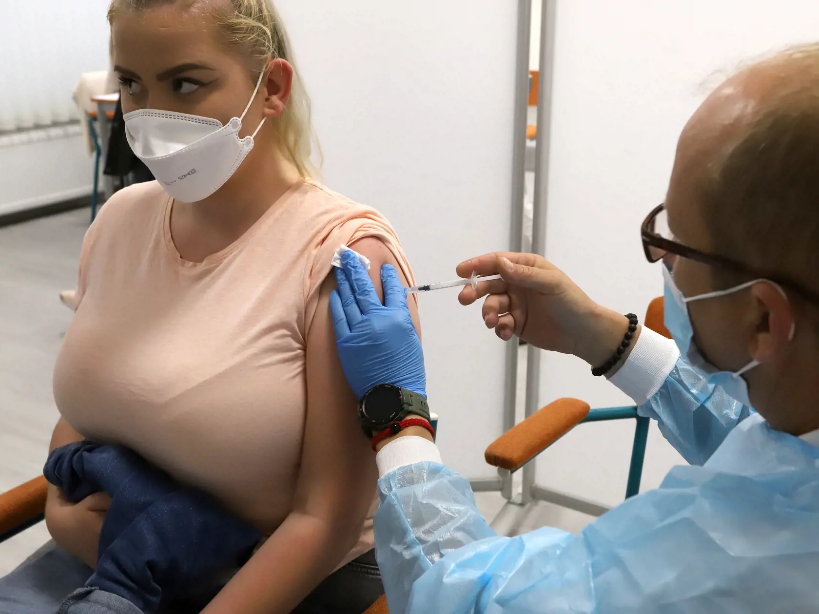 Spustenie mobilného očkovania na stredných školách v Banskobystrickom samosprávnom kraji za účasti ministra školstva, vedy, výskumu a športu SR Branislava Gröhlinga. Na snímke lekár očkuje študentku vakcínou od konkorzia Pfizer/BioNTech proti ochoreniu Covid-19 na Gymnáziu Ľ. Štúra vo Zvolene 17. septemba 2021.