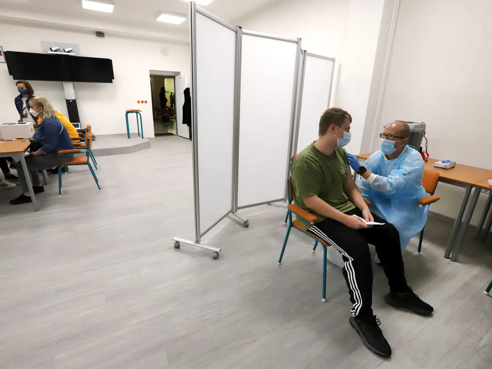 Spustenie mobilného očkovania na stredných školách v Banskobystrickom samosprávnom kraji za účasti ministra školstva, vedy, výskumu a športu SR Branislava Gröhlinga. Na snímke lekár očkuje študenta vakcínou od konkorzia Pfizer/BioNTech proti ochoreniu Covid-19 na Gymnáziu Ľ. Štúra vo Zvolene 17. septemba 2021.