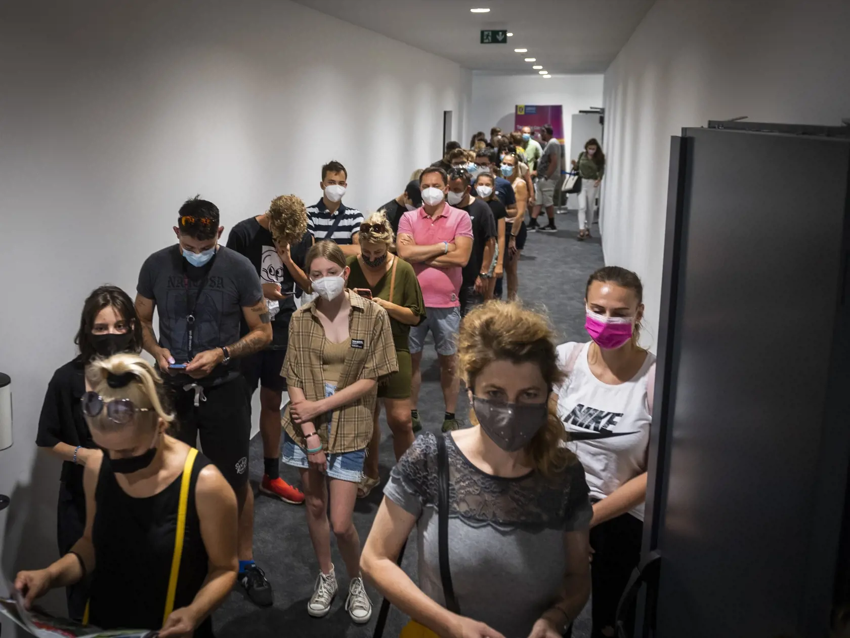 Na snímke ľudia čakajú na očkovanie vo veľkokapacitnom očkovacom centre v Národnom futbalovom štadióne (NFŠ), kde dnes nateraz očkovali poslednýkrát, v sobotu 7. augusta 2021 v Bratislave.