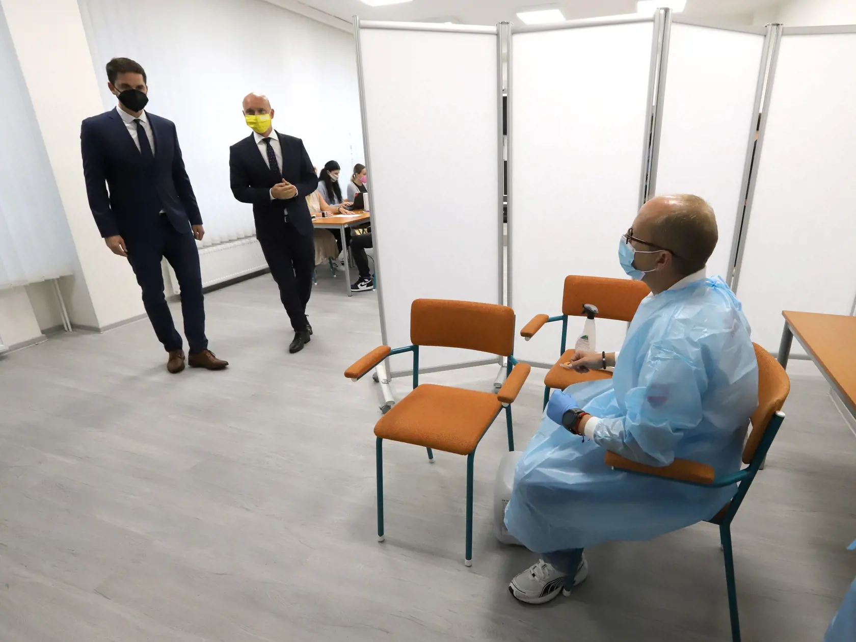 Spustenie mobilného očkovania na stredných školách v Banskobystrickom samosprávnom kraji (BBSK) za účasti ministra školstva, vedy, výskumu a športu SR Branislava Gröhlinga. Na snímke zľava podpredseda BBSK Ondrej Lunter a minister školstva, vedy, výskumu a športu SR Branislav Gröhling v očkovacom centre na Gymnáziu Ľ. Štúra vo Zvolene 17. septemba 2021.