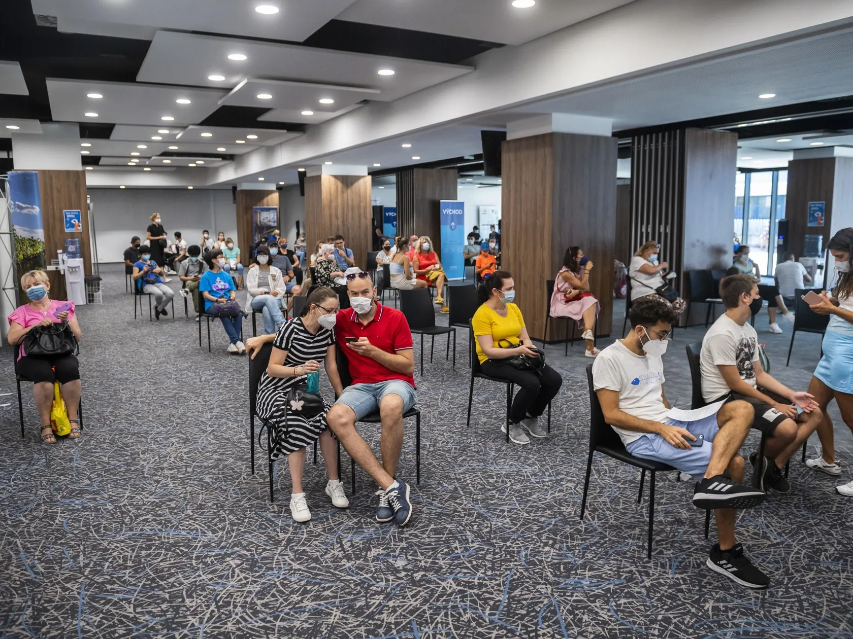 Na snímke ľudia čakajú po očkovaní vo veľkokapacitnom očkovacom centre v Národnom futbalovom štadióne (NFŠ), kde dnes nateraz očkovali poslednýkrát, v sobotu 7. augusta 2021 v Bratislave.