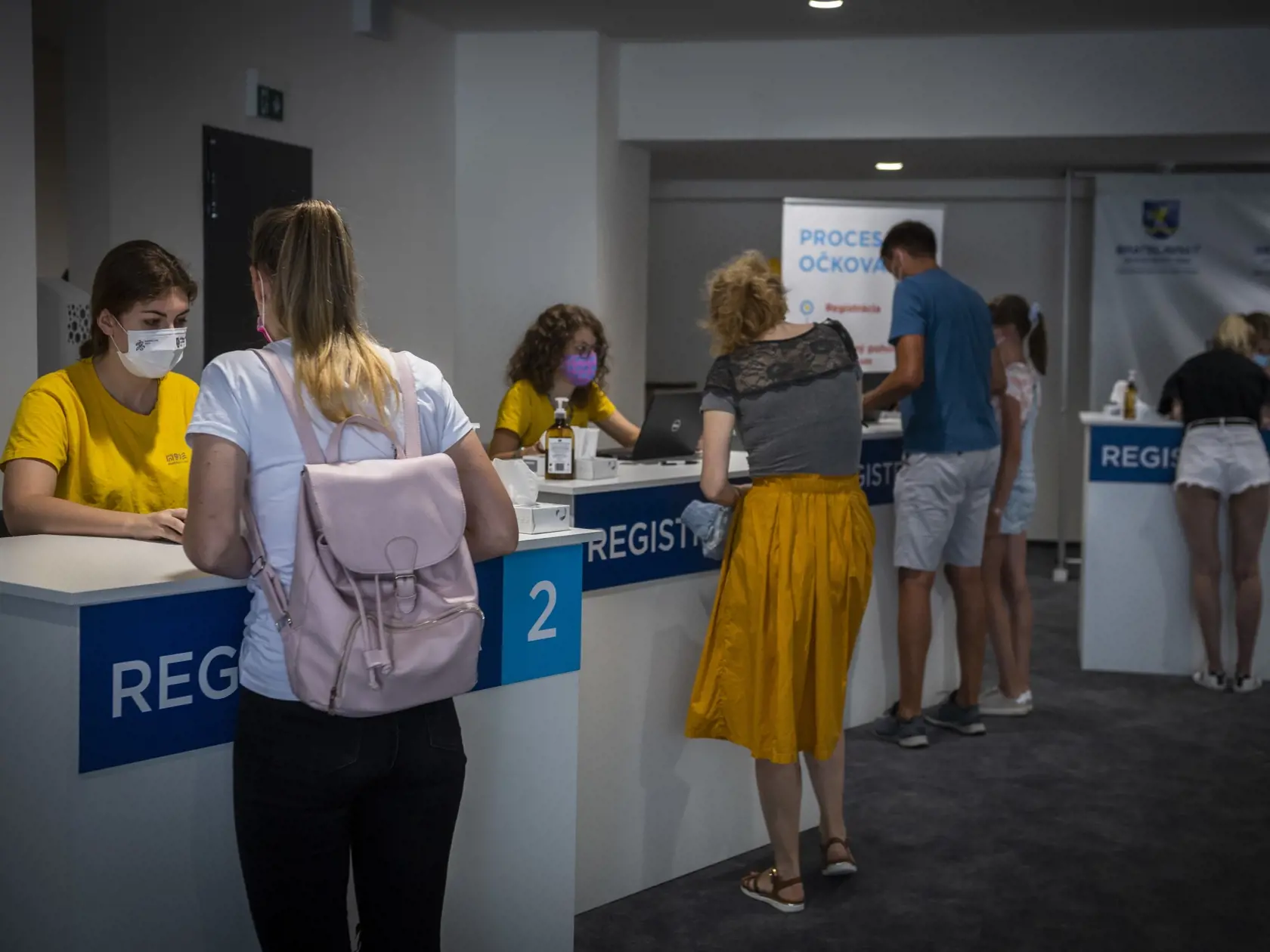 Na snímke ľudia na registrácii vo veľkokapacitnom očkovacom centre v Národnom futbalovom štadióne (NFŠ), kde dnes nateraz očkovali poslednýkrát, v sobotu 7. augusta 2021 v Bratislave.