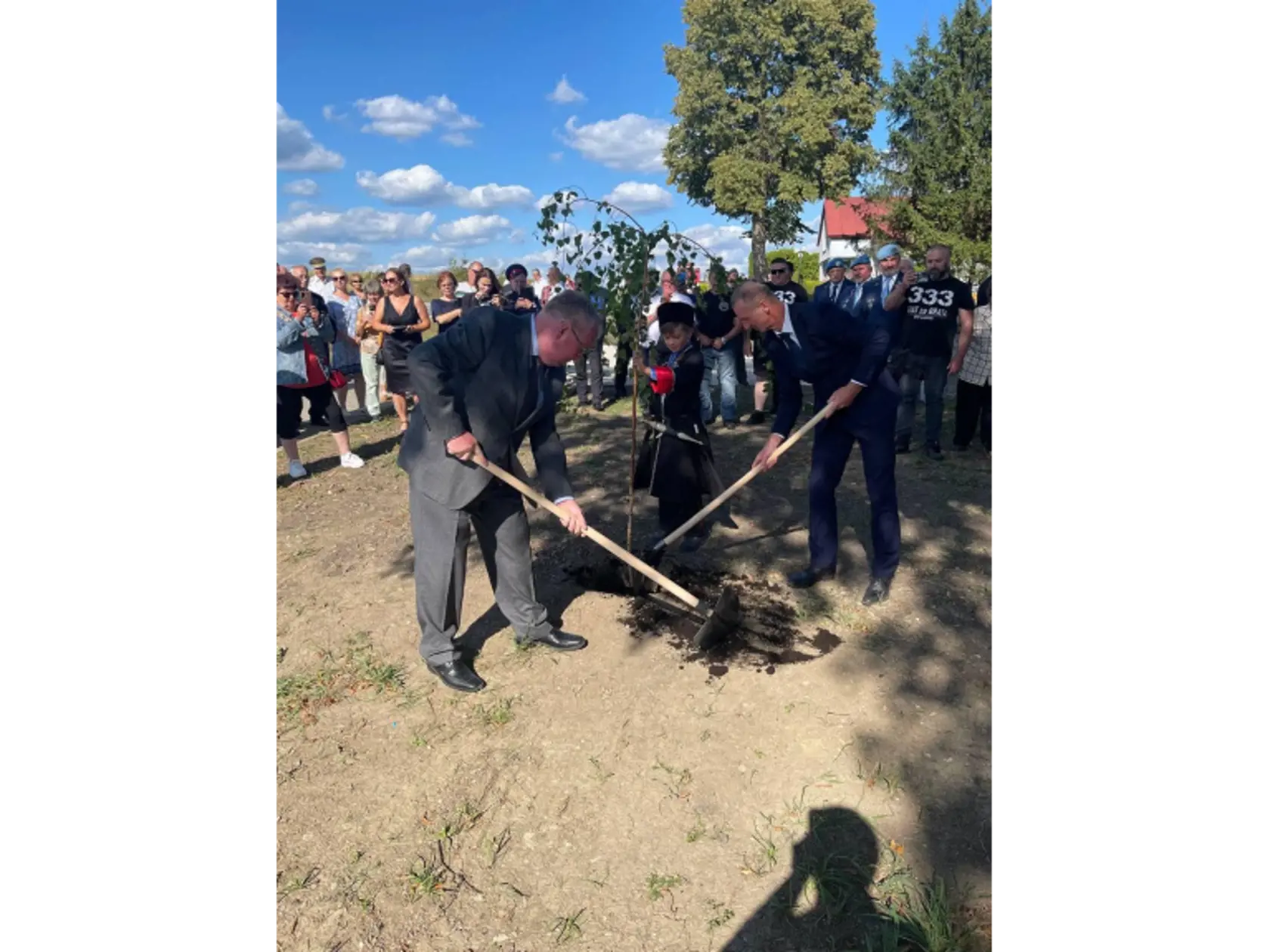 Veľvyslanec Ruska Igor Bratčikov a starosta Vladimír Baran spoločne sadia brezu v Smilne.
