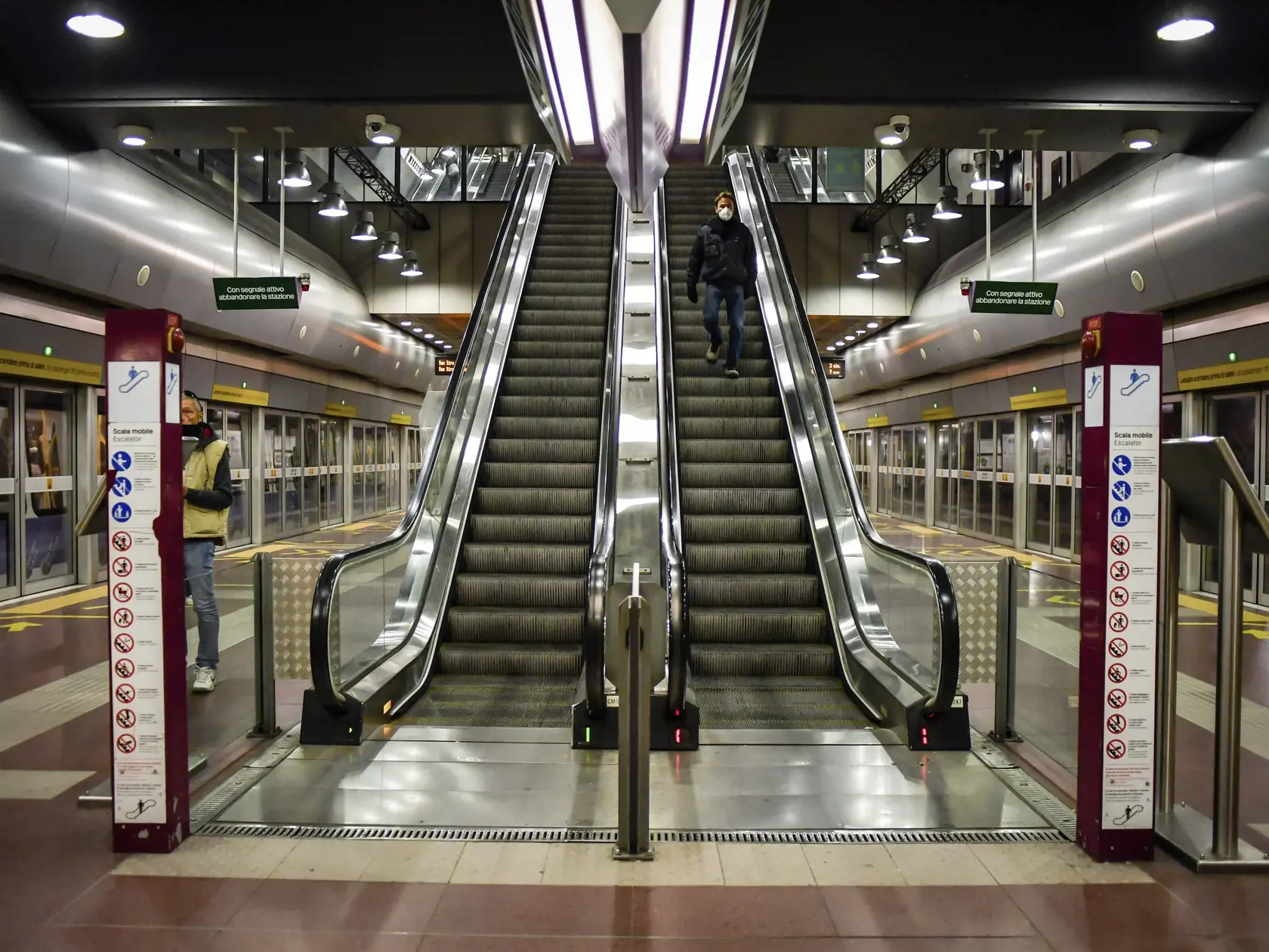 MIK 14 Miláno - Muž s ochranným rúškom zostupuje  po pohyblivých schodoch na stanicu metra v Miláne, v Taliansku, 11. marca 2020. FOTO TASR/AP

A man wearing a mask descends an escalator at a subway station in Milan, Italy, Wednesday, March 11, 2020. In Italy the government extended a coronavirus containment order previously limited to the countryâ€™s north to the rest of the country beginning Tuesday, with soldiers and police enforcing bans. For most people, the new coronavirus causes only mild