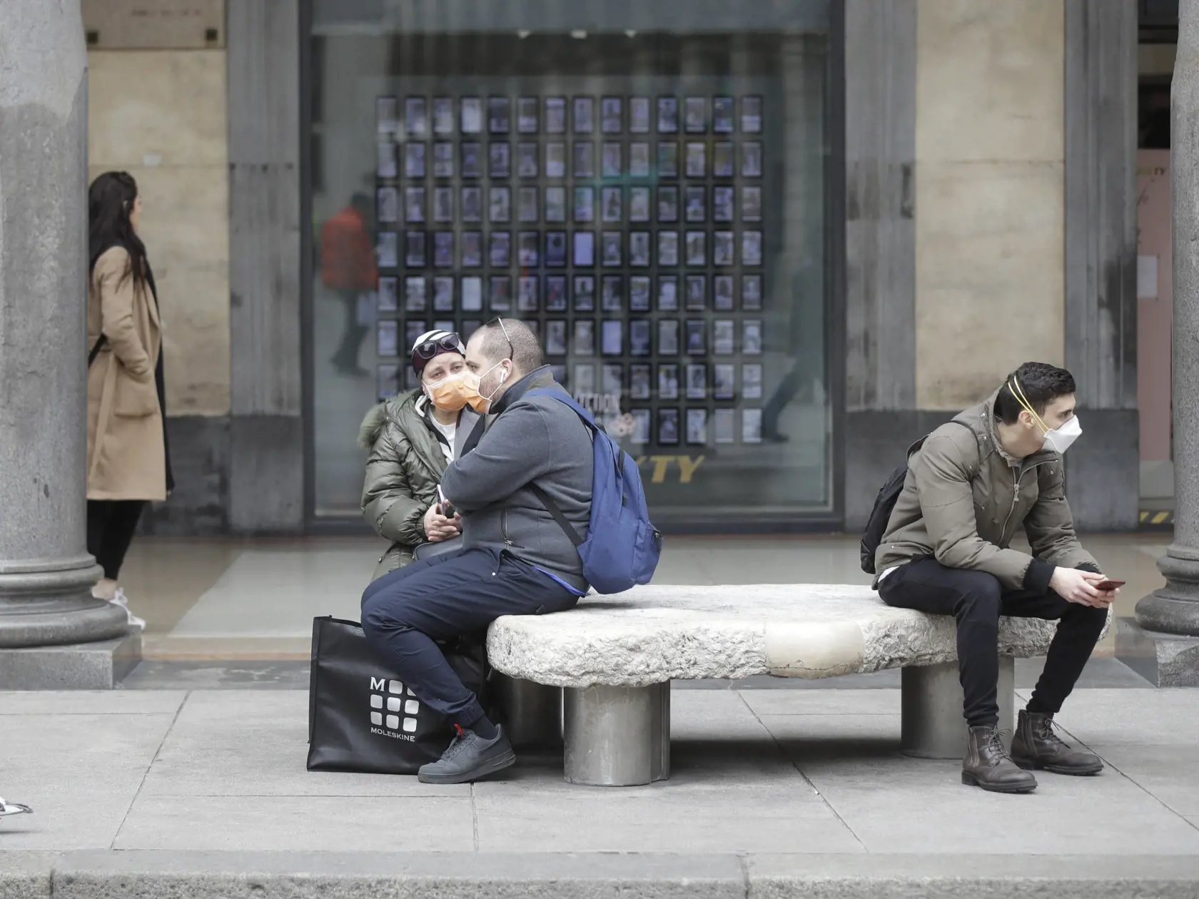 MIK 24 Miláno - Ľudia s ochrannými rúškami sedia na lavičkách v centre talianskeho Milána 27. februára 2020. FOTO TASR/AP

People wearing face masks sits on a bench in Milan, Italy, Thursday, Feb. 27, 2020. In Europe, an expanding cluster in northern Italy is eyed as a source for transmissions. (AP Photo/Luca Bruno)