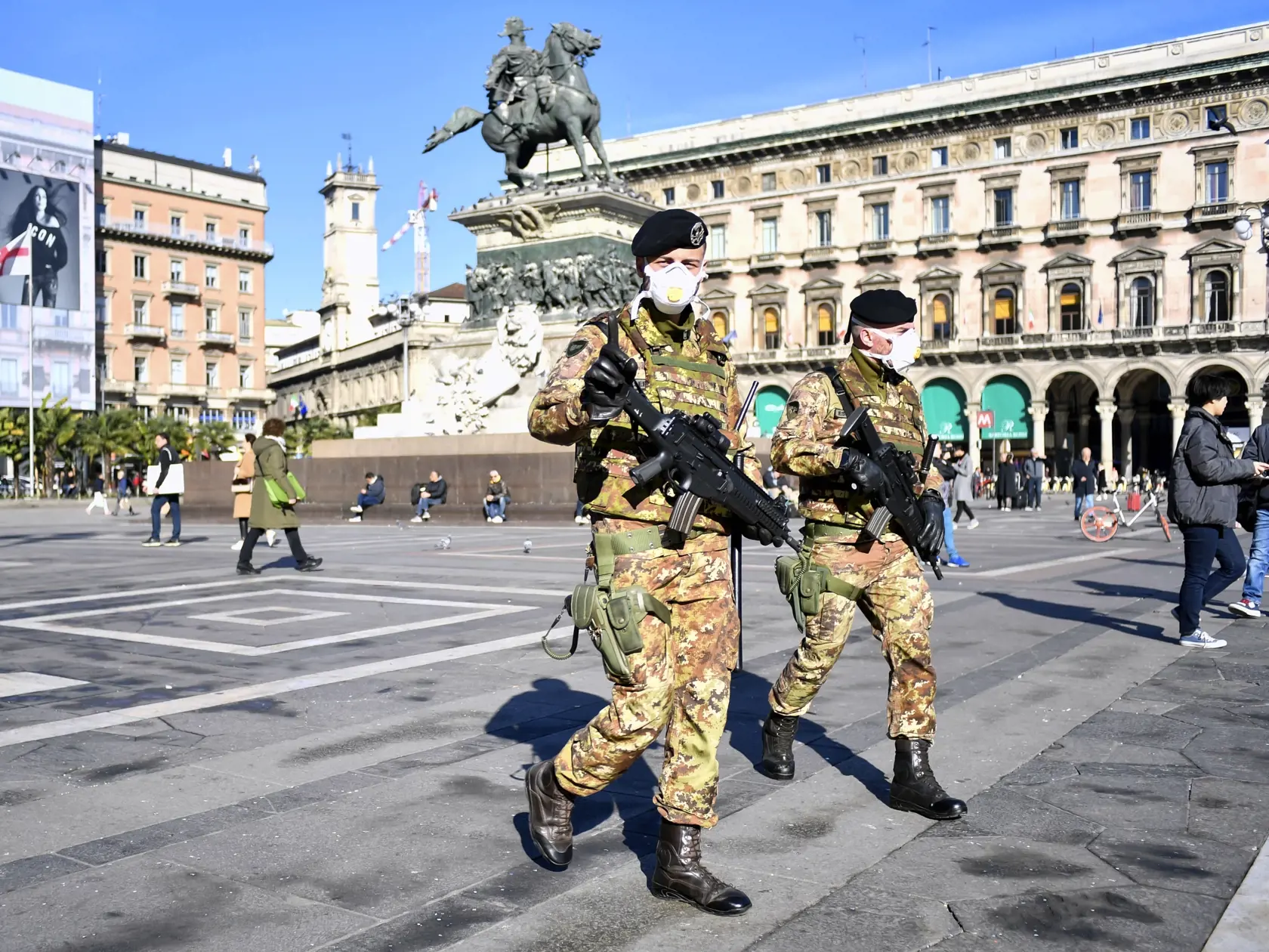 WA 32 Miláno - Talianski vojaci s ochrannými rúškami na tvári hliadkujú pred gotickou katedrálou  Duomo v Miláne v pondelok 24. februára 2020. Taliansko oznámilo v pondelok štvrtú obeť nového koronavírusu. Ide o 84-ročného muža, ktorý zomrel v nemocnici v severotalianskom Bergame. Na vírus SARS-CoV-2, ktorý spôsobuje respiračné ochorenie COVID-19, v Taliansku pozitívne otestovali už viac ako 150 ľudí. Podľa agentúry AFP tri zo štyroch talianskych obetí zomreli v regióne Lombardsko, kde sa nachád