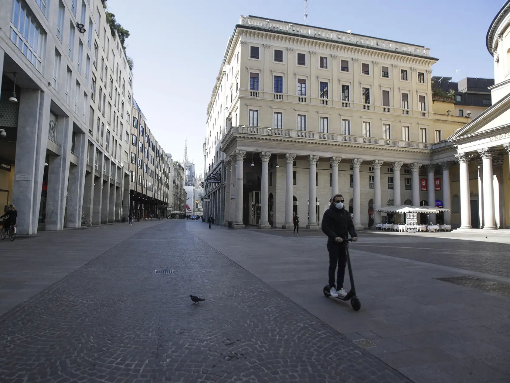 MIK 23 Miláno - Muž s ochranným rúškom jazdí na kolobežke v Miláne, v Taliansku, 11. marca 2020. FOTO TASR/AP

A man wearing a mask rides a scooter in Milan, Italy, Wednesday, March 11, 2020. Italy is mulling even tighter restrictions on daily life and has announced billions in financial relief to cushion economic shocks from the coronavirus. For most people, the new coronavirus causes only mild or moderate symptoms, such as fever and cough. For some, especially older adults and people with exis