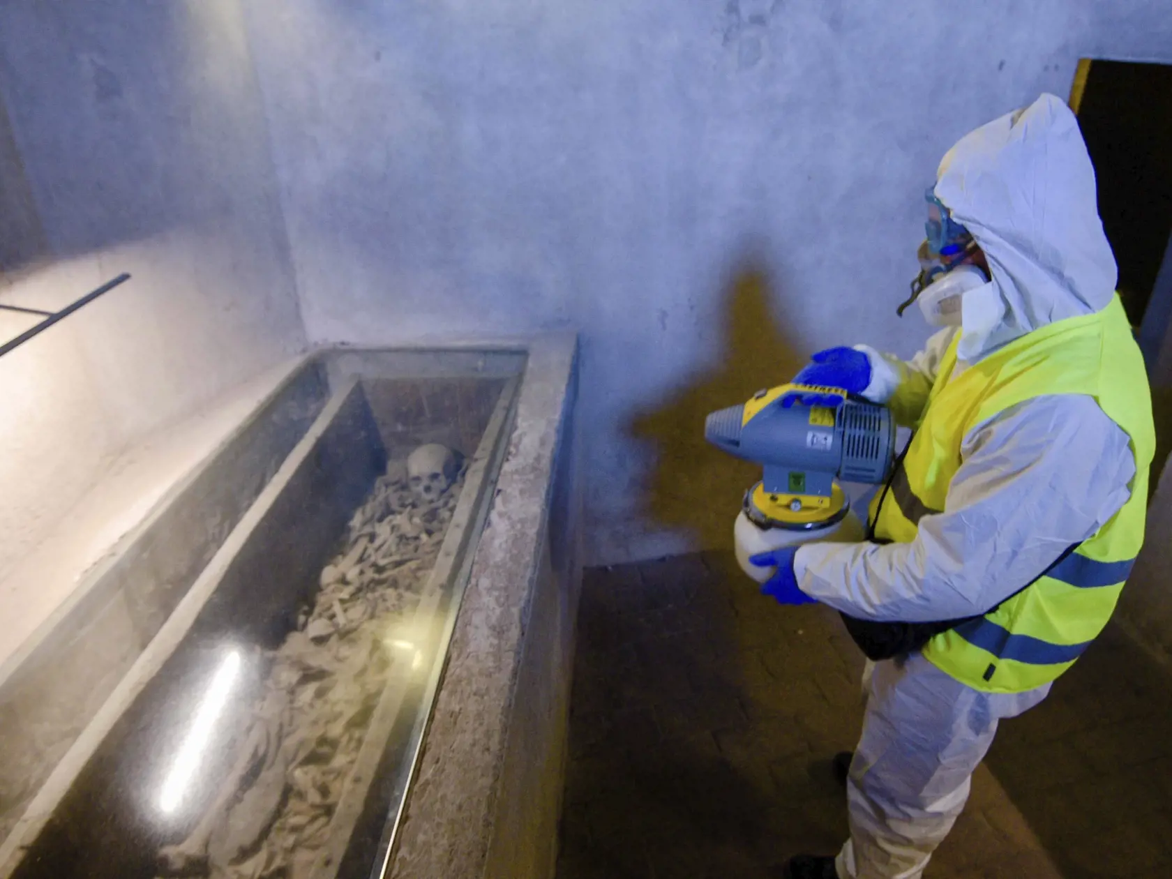 MIK 28 Neapol - Pracovník sprejuje dezinfekčným  prostriedkom v múzeu, ktoré sa nachádza v stredovekom hrade Castel Nuovo - Maschio Angioino v talianskom Neapole10. marca 2020. FOTO TASR/AP

A worker sprays disinfectant as sanitization operations against Coronavirus are carried out in the museum hosted by the Maschio Angioino medieval castle, in Naples, Italy, Tuesday, March 10, 2020. (Alessandro Pone/LaPresse via AP)
