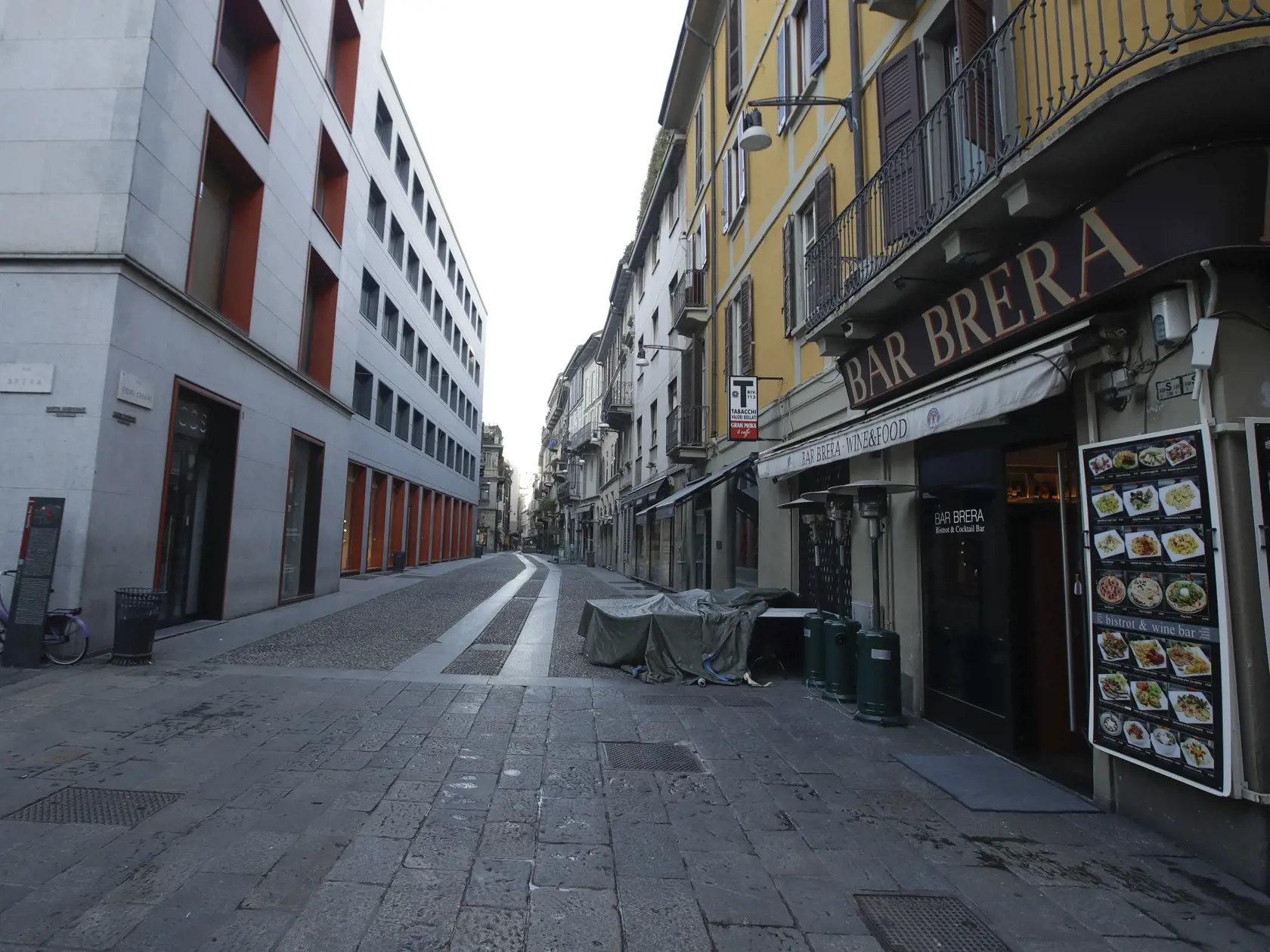 MIK 24 Miláno - Opustená ulica v umeleckej štvrti Brera v Miláne, v Taliansku, 11. marca 2020. FOTO TASR/AP

A deserted street at the Brera artistic district in Milan, Italy, Wednesday, March 11, 2020. Italy is mulling even tighter restrictions on daily life and has announced billions in financial relief to cushion economic shocks from the coronavirus. For most people, the new coronavirus causes only mild or moderate symptoms, such as fever and cough. For some, especially older adults and people