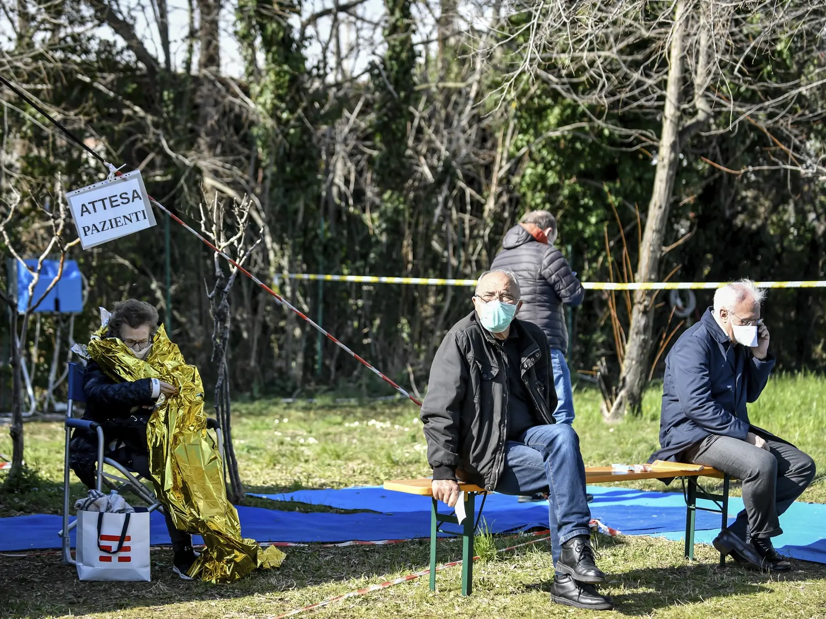 KK27 Brescia - Starší pacienti čakajú pred jedným  zo stanov pred nemocnicou v talianskom meste Brescia 10. marca 2020. V Taliansku podľahlo novému koronavírusu za posledných 24 hodín ďalších 168 ľudí. Ide o najvyšší nárast počtu obetí v priebehu jedného dňa. FOTO TASR/AP
Elderly patients wait to be attended in one of the emergency structures that were set up to ease procedures outside the hospital of Brescia, Northern Italy, Tuesday, March 10, 2020. For most people, the new coronavirus causes o