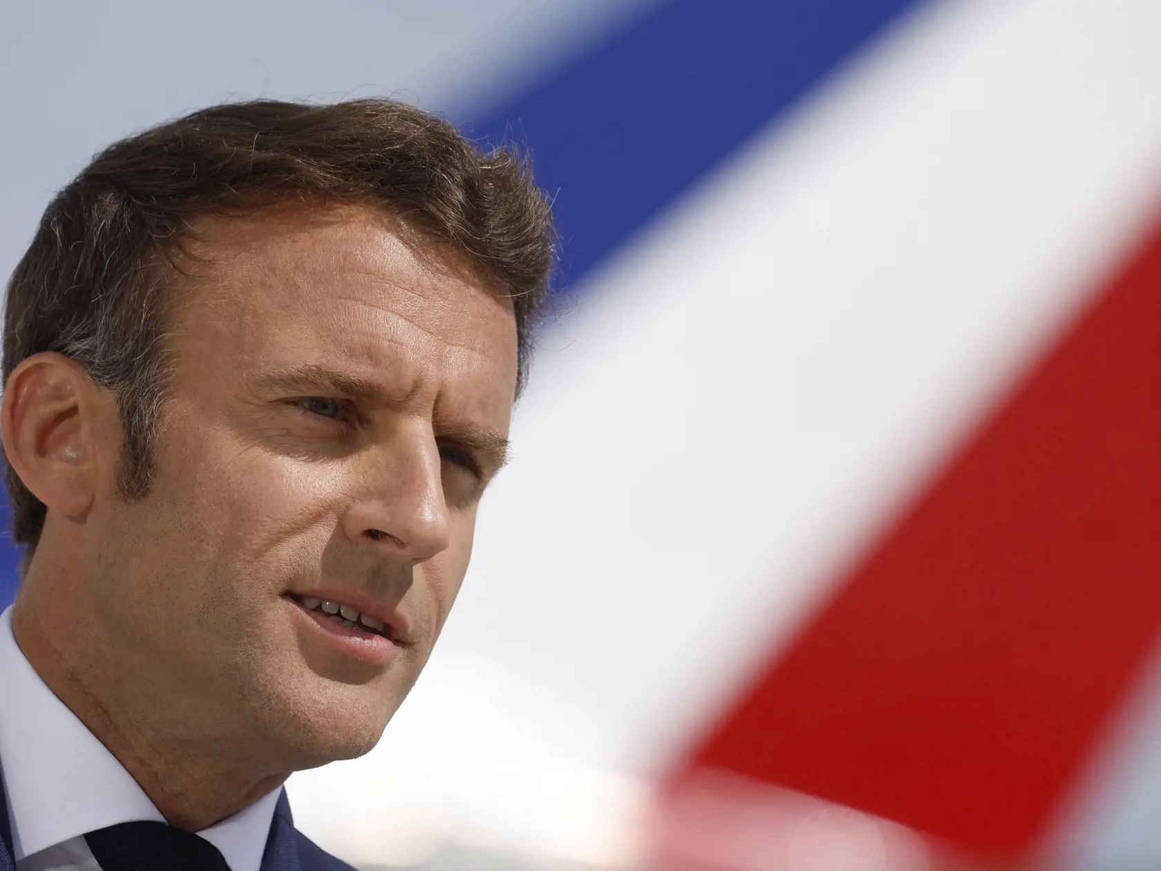 Celým menom Emmanuel Jean-Michel Frédéric Macron je francúzsky politik, bývalý investičný bankár a súčasný prezident Francúzska. Od augusta 2014 zastával funkciu ministra hospodárstva, na ktorú po dvoch rokoch, v auguste 2016, rezignoval, aby sa mohol venovať svojej kampani v prezidentských voľbách v roku 2017.