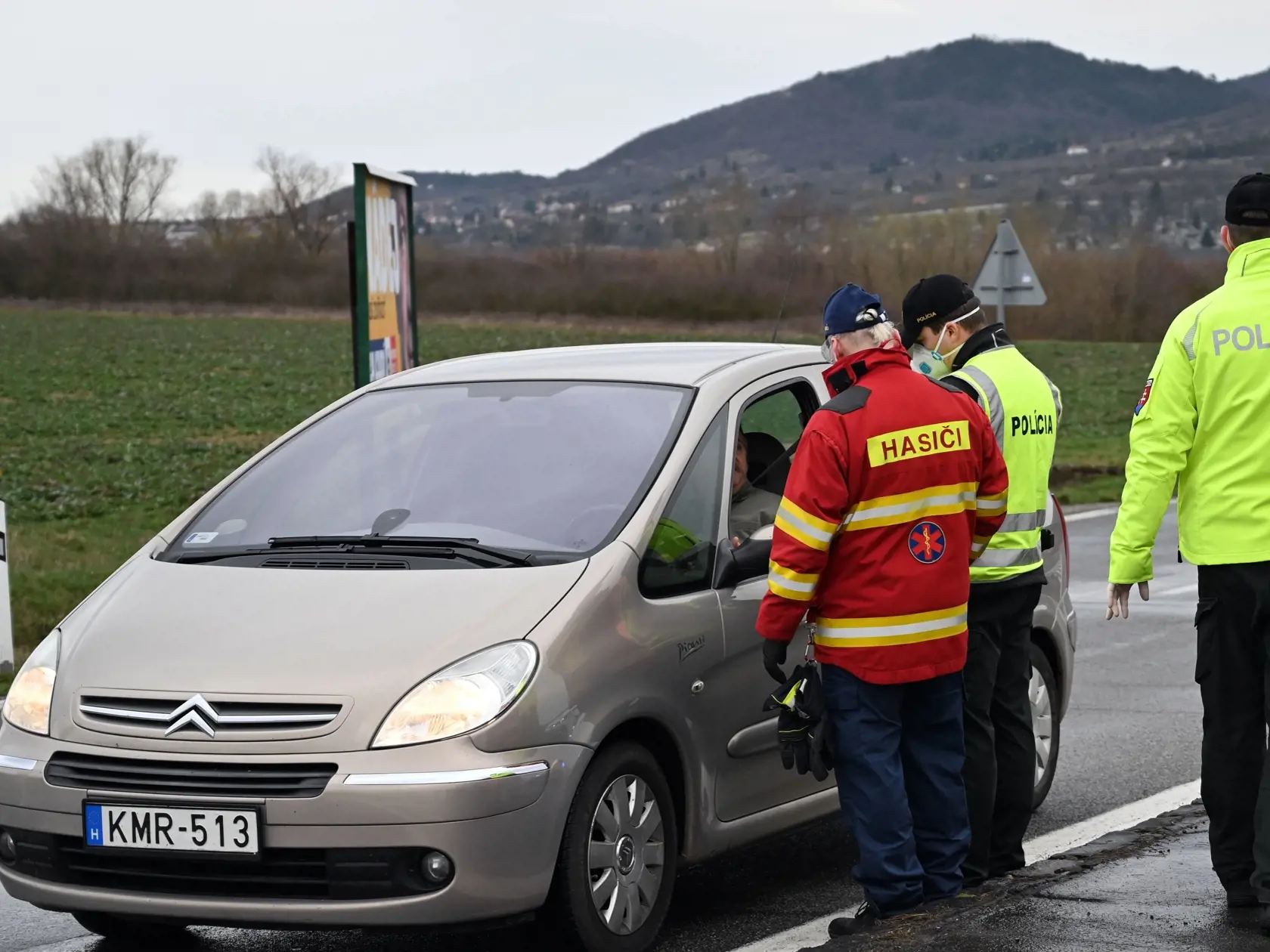 Na snímke kontrola vodičov na hraničnom prechode s Maďarskom SVK 79 Slovenské Nové Mesto//HUN 37 Sátoraljaújhely v Slovenskom Novom Meste 13. marca 2020. Policajti, hasiči a armáda kontrolujú vodičov na príjazde na Slovensko. Prebieha kontrola vodičov a meranie teploty hasičským zdravotníkom. FOTO TASR- Roman Hanc