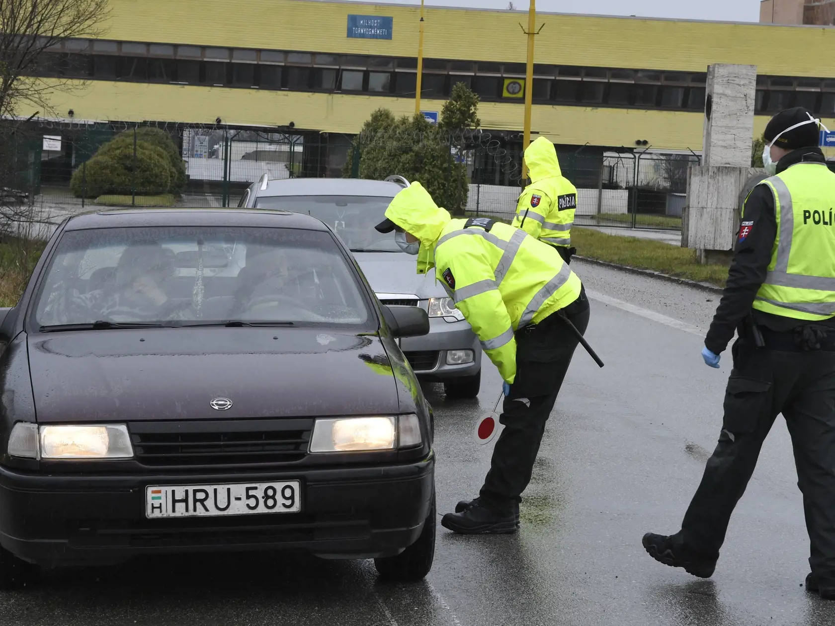 Kontrolu na starom hraničnom priechode Milhosť - Tornyosnémeti (HU) v okrese Košice - okolie vykonávala polícia v spolupráci s vojskom. Kým kamióny púšťali na Slovensko, viaceré osobné motorové vozidlá s cudzími EČ, dodávky ale aj karavan s poľským EČ vracali s späť. Tieto opatrenia boli prijaté k obmedzeniu rozšírenia koronavírusu. Na snímke jedno z osobných motorových vozidiel maďarským s EČ, ktoré sa muselo otočiť späť. Milhosť 13. marca 2020 FOTO TASR – Milan Kapusta
