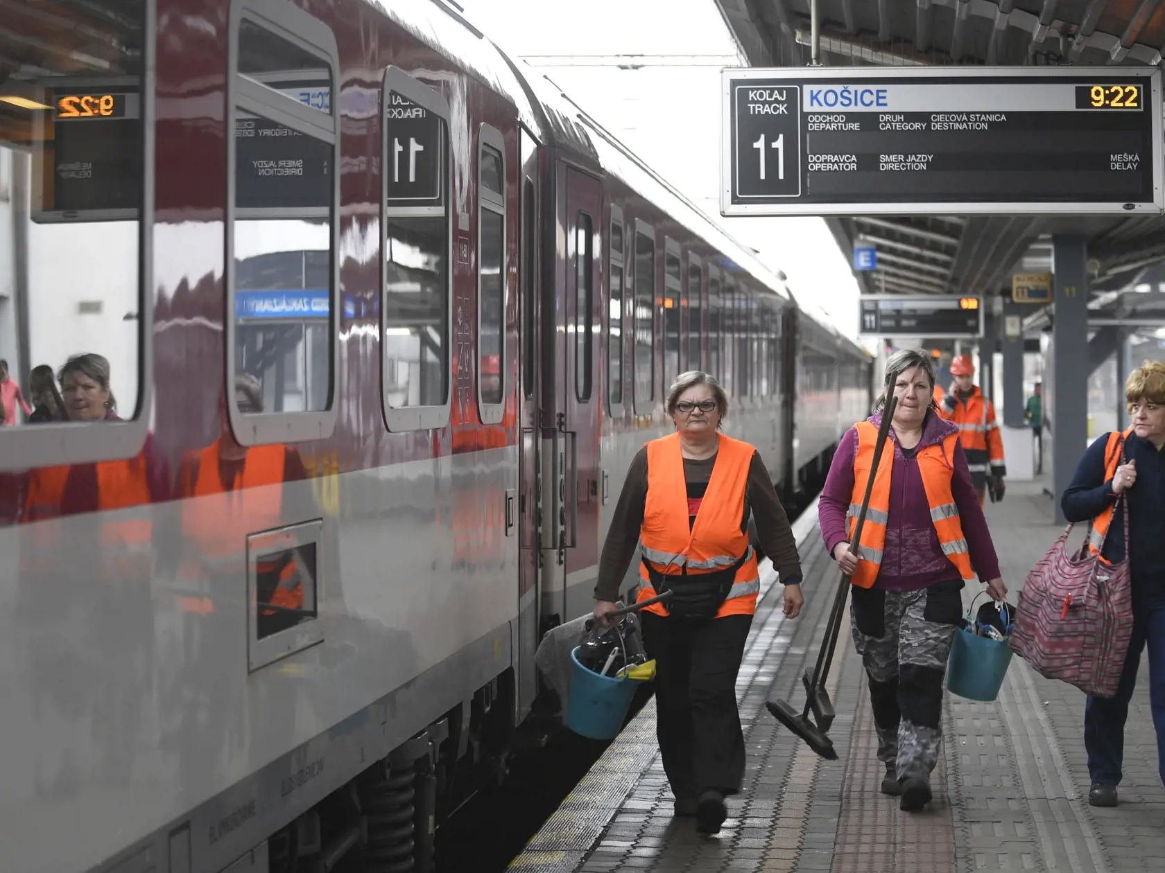 Železnice Slovenskej republiky od piatka zastavili medzinárodnú osobnú dopravu. Na snímke upratovacia čata na železničnej stanici v Košiciach 13. marca 2020. FOTO TASR – František Iván