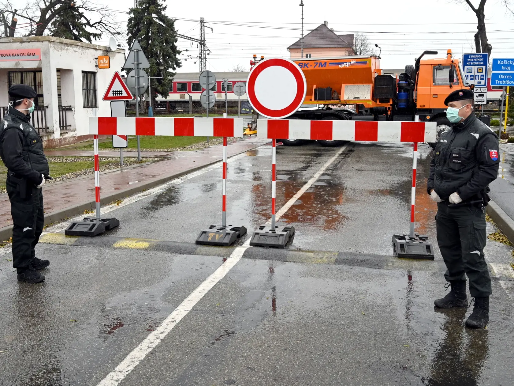 Na snímke úplne uzavretý hraničný prechod s Maďarskom pre vozidlá do 3,5 t na moste cez rieku Roňava SVK Slovenské Nové Mesto//HUN Sátoraljaújhely , ktorý je zatarasený sypačom Slovenskej správy ciest v Slovenskom Novom Meste 13. marca 2020.. FOTO TASR- Roman Hanc

