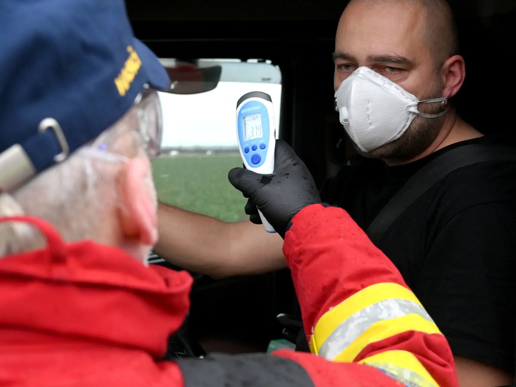 Na snímke kontrola vodičov na hraničnom prechode s Maďarskom SVK 79 Slovenské Nové Mesto//HUN 37 Sátoraljaújhely v Slovenskom Novom Meste 13. marca 2020. Policajti, hasiči a armáda kontrolujú vodičov na príjazde na Slovensko. Prebieha kontrola vodičov a meranie teploty hasičským zdravotníkom. FOTO TASR- Roman Hanc