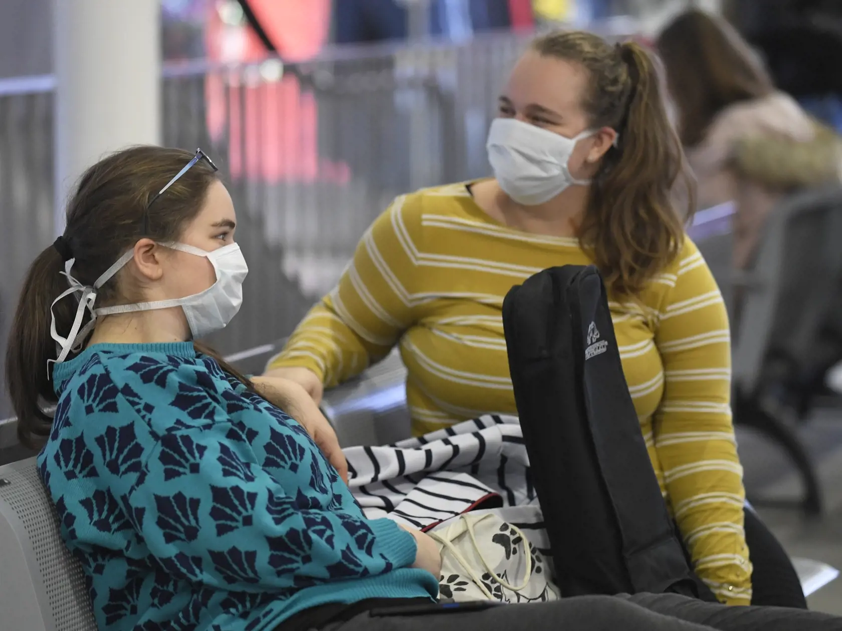 Železnice Slovenskej republiky od piatka zastavili medzinárodnú osobnú dopravu. Na snímke cestujúci s ochrannými rúškami v budove železničnej stanice v Košiciach 13. marca 2020. FOTO TASR – František Iván