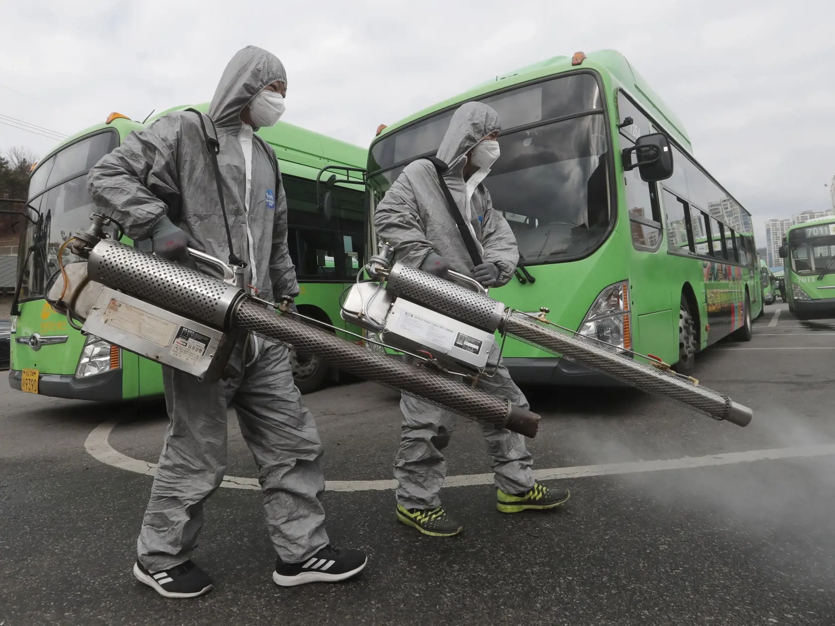 MIK 15 Soul - Pracovníci v ochranných odevoch dezinfikujú proti koronavírusu autobusové parkovisko v juhokórejskom Soule