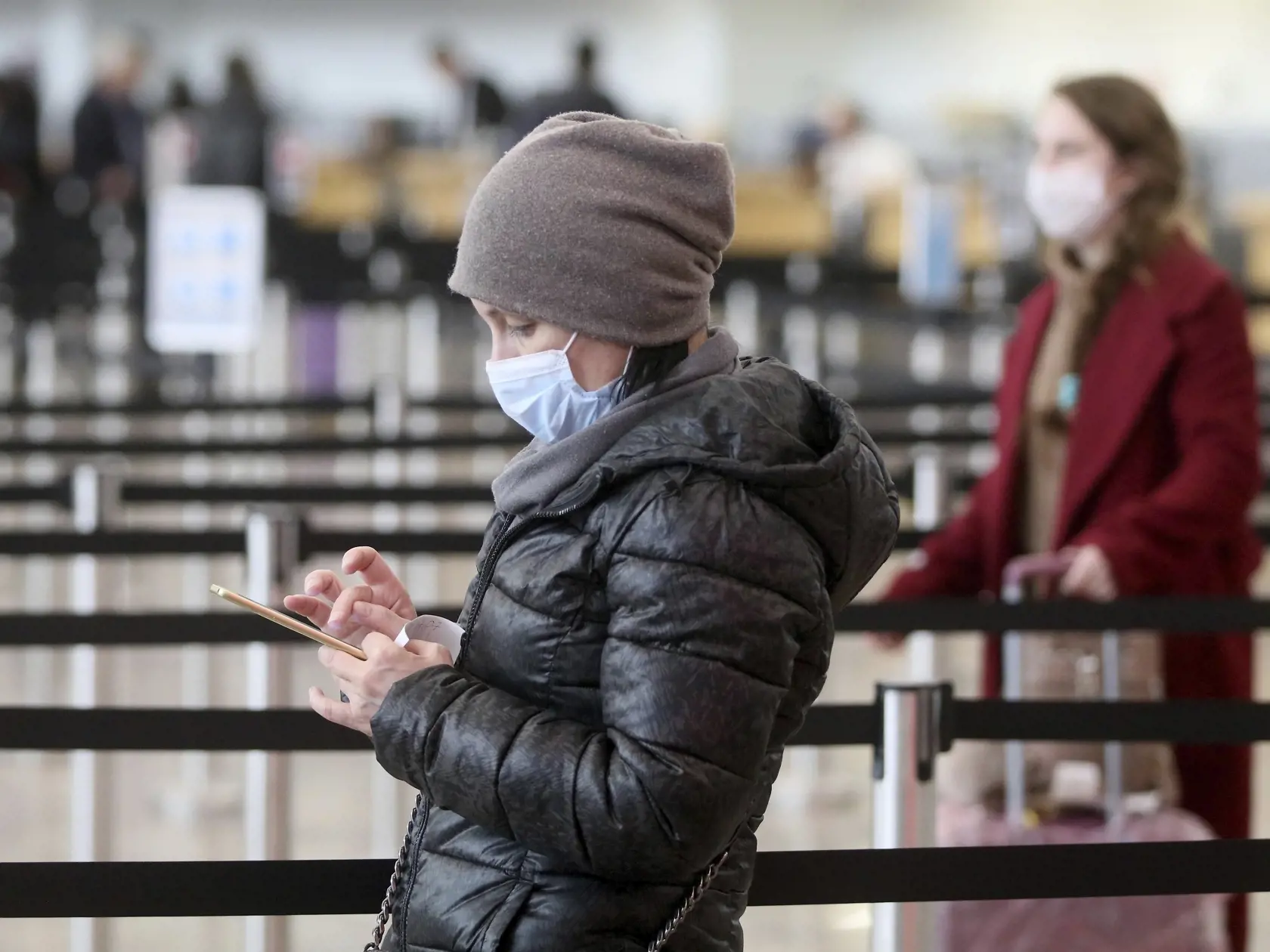 MIK 15 Viedeň - Ľudia s ochrannými rúškami prichádzajú na check-in na viedenskom letisku Schwechat, v Rakúsku, 13. marca 2020. Vzhľadom na koronavírus bolo veľké množstvo letov zrušených. FOTO TASR/AP


People wear protective masks at the check in at Vienna's Schwechat airport, Austria, Friday, March 13, 2020. Due to the Coronavirus a large number of flights have to be cancelled. For most people, the new coronavirus causes only mild or moderate symptoms, such as fever and cough. For some, especi