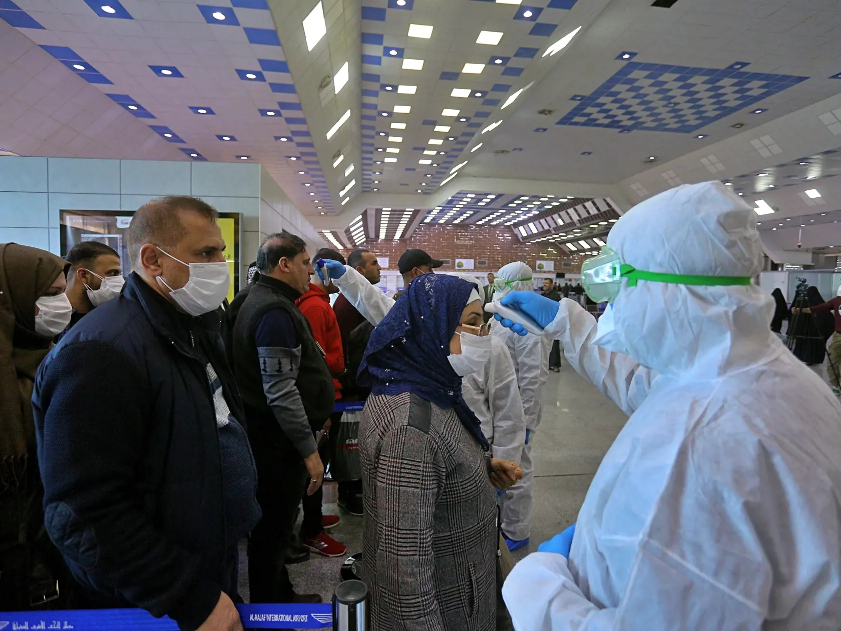 MIK 33 Nadžaf - Na snímke zdravotnícky personál kontroluje pasažierov, ktorí prišli z Iránu na letisku v irackom meste Nadžaf 21. februára 2020. FOTO TASR/AP Iracké úrady podnikajú bezpečnostné opatrenia nielen v Nadžafe, ale aj na iných letiskách potom, ako sa koronavírus objavil v Iráne.


Medical staff checking passengers arriving from Iran in the airport in Najaf, Iraq, Friday, Feb. 21, 2020. Iraqi authorities are taking precautions at Najaf and other Iraqi airports, as well as at the border