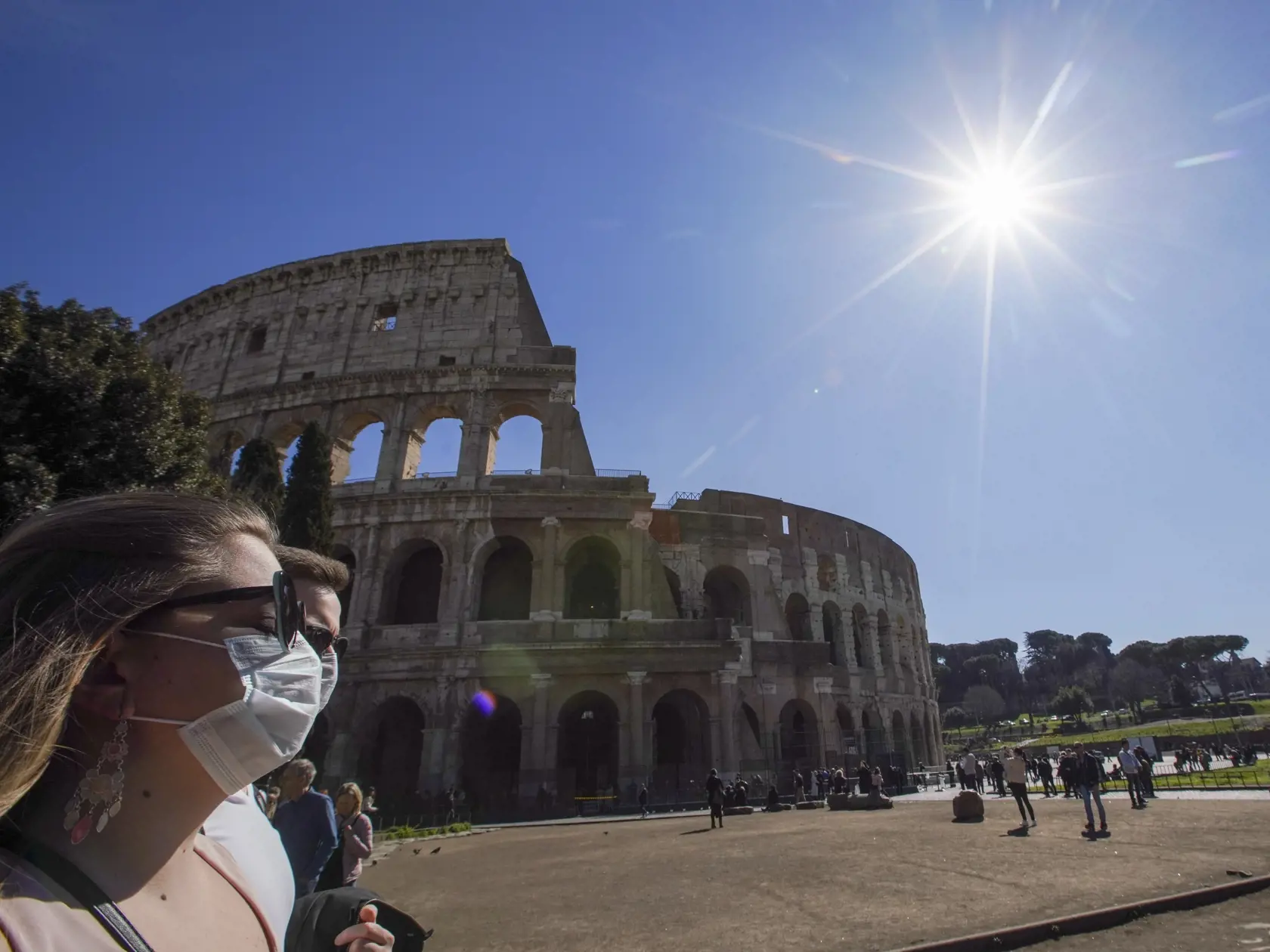 MIK 4 Rím - Turisti s ochrannými rúškami kráčajú popri antickom Koloseu v Ríme 5. marca 2020. Talianska vláda navrhuje na dva týždne zatvoriť všetky školy aj univerzity v celej krajine.