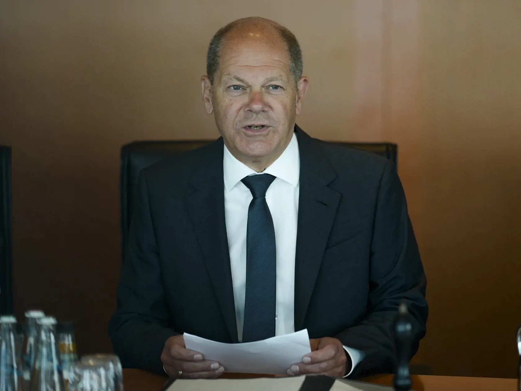 Olaf Scholz je nemecký sociálnodemokratický politik, od decembra 2021 kancelár Spolkovej republiky Nemecko. Od marca 2011 do marca 2018 bol starostom (Erster Bürgermeister) Hamburgu. Potom až do decembra 2021 zastával úrad ministra financií vo štvrtej vláde Angely Merkelovej, v ktorej bol tiež ako líder menšieho koaličného subjektu vicekanclérom.