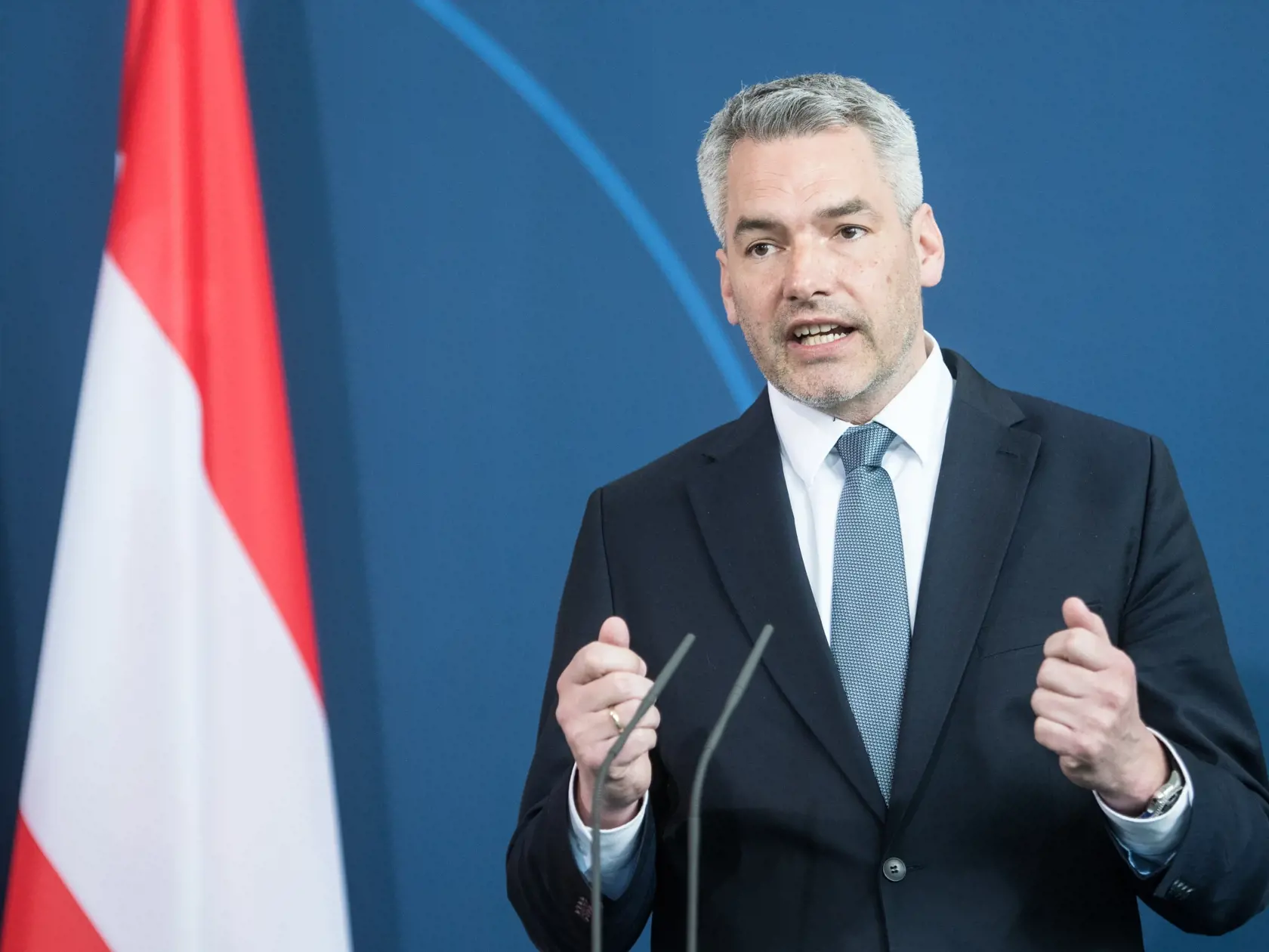 Karl Nehammer je spolkový kancelár Rakúskej republiky. Od 7. januára 2020 bol spolkovým ministrom vnútra Rakúska. Od januára 2018 do januára 2020 bol generálnym sekretárom Rakúskej ľudovej strany a od 9. novembra 2017 do 7. januára 2020 poslancom rakúskeho parlamentu.