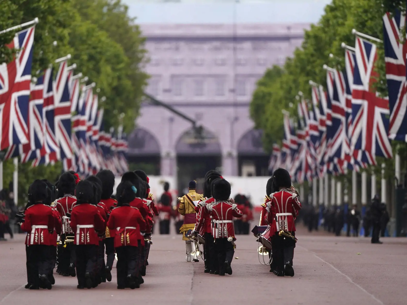 Príslušníci Írskej gardy pochodujú počas vojenskej prehliadky Trooping the Colour na počesť narodenín britského kráľa Karola III. v centre Londýna v sobotu 15. júna 2024. Koná sa tradične v júni, narodeniny má Karol III. až 14. novembra. FOTO TASR/AP