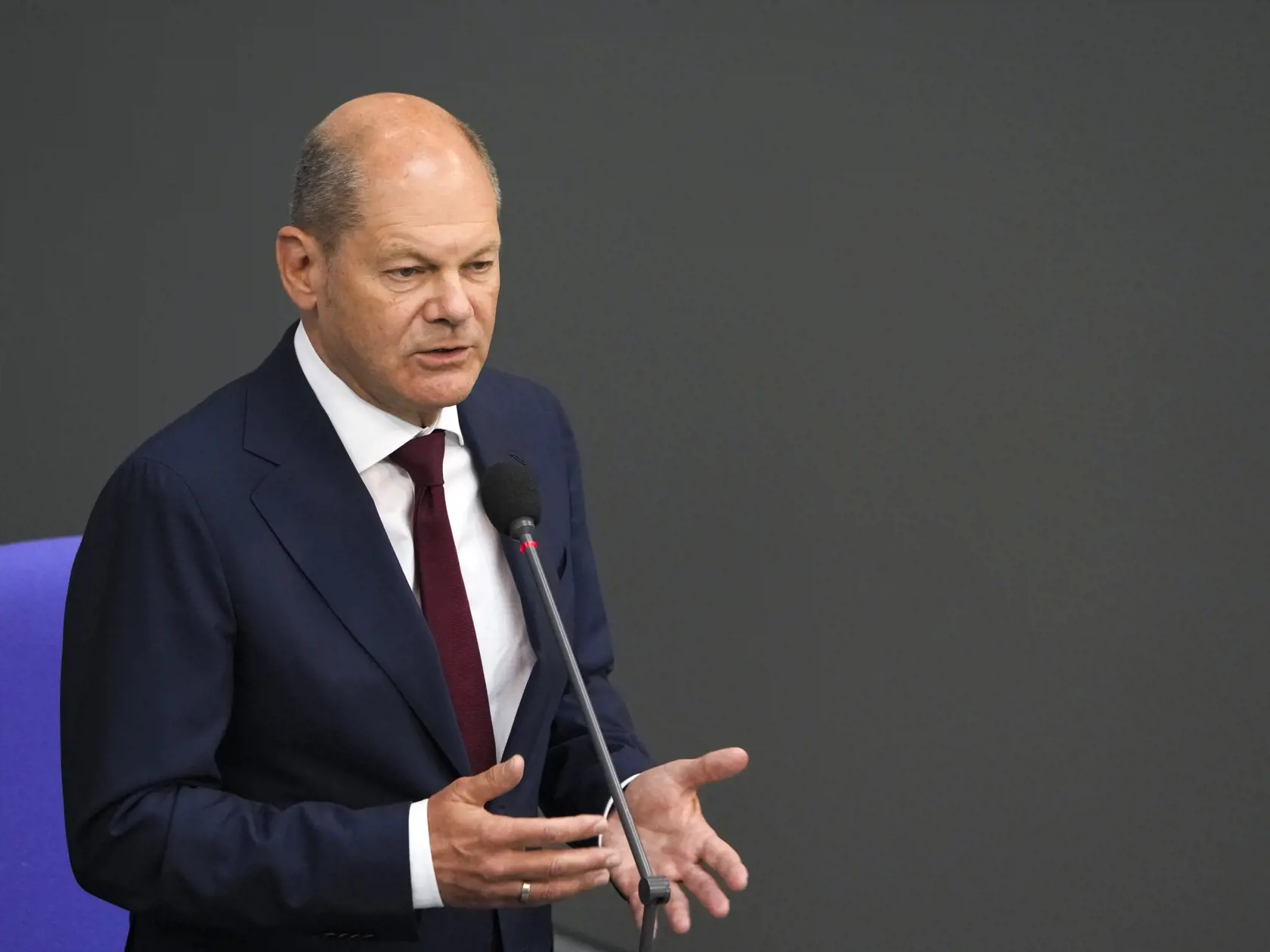 PK 19 Berlín - Nemecký kancelár Olaf Scholz sa prihovára poslancom Spolkového snemu (Bundestag) počas rokovania nemeckého parlamentu v Berlíne 6. júla 2022. FOTO TASR/AP

German Chancellor Olaf Scholz answers to questions of lawmaker during a session of the parliament Bundestag in Berlin, Germany, Wednesday, July 6, 2022. (AP Photo/Markus Schreiber)