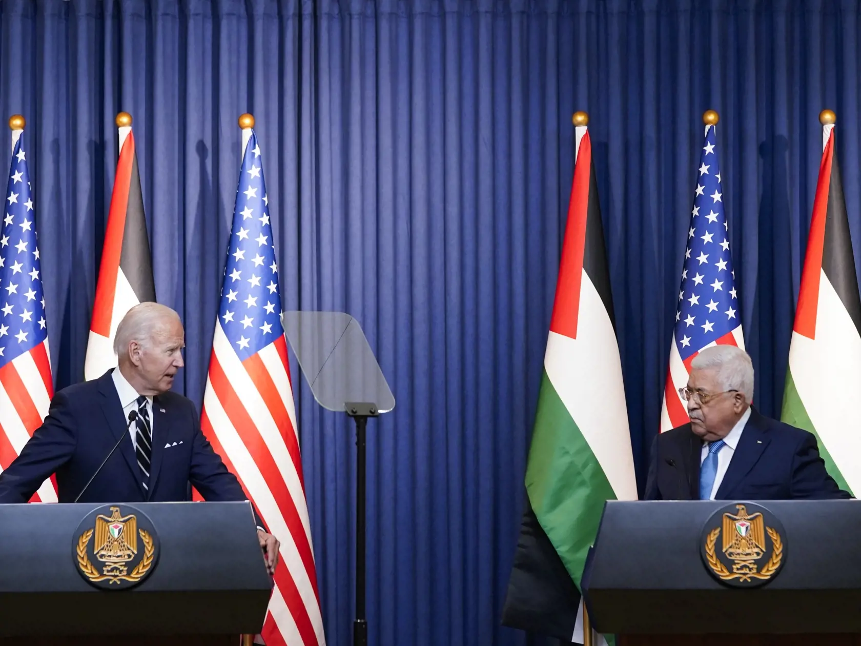 JB 33 Betlehem - Americký prezident Joe Biden  (vľavo) rozpráva počas spoločnej tlačovej konferencie s palestínskym prezidentom Mahmúdom Abbásom po ich stretnutí v Betleheme 15. júla 2022. Prezident Spojených štátov Joe Biden v piatok počas návštevy palestínskych území opätovne vyjadril podporu riešeniu na úrovni dvoch štátov. Pôda na obnovu izraelsko-palestínskych rokovaní však podľa neho ešte nie je pripravená. TASR správu prevzala z agentúr AP a AFP. FOTO TASR/AP 

U.S. President Joe Biden sp