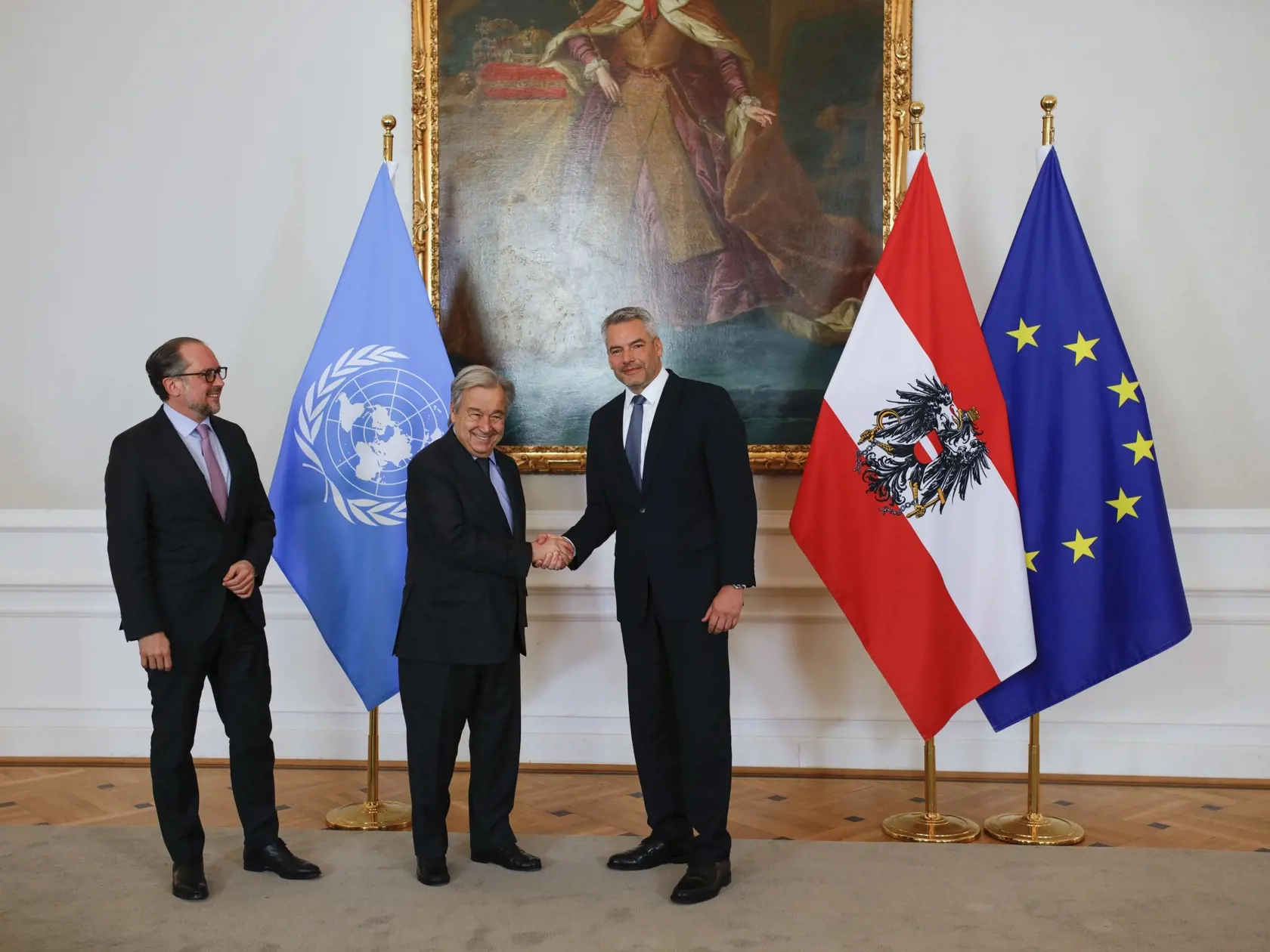 JB 25 Viedeň - Rakúsky kancelár Karl Nehammer (vpravo) si podáva ruku s generálnym tajomníkom OSN Antóniom Guterresom (uprostred), vľavo stojí rakúsky minister zahraničných vecí Alexander Schallenberger počas ich stretnutia vo Viedni 11. mája 2022. FOTO TASR/AP

Austrian Chancellor Karl Nehammer, right, and Austrian Foreign Minister Alexander Schallenberger, left, welcome Secretary-General of the United Nations Antonio Guterres, middle, in the Federal Chancellery in Vienna, Austria, Wednesday, M
