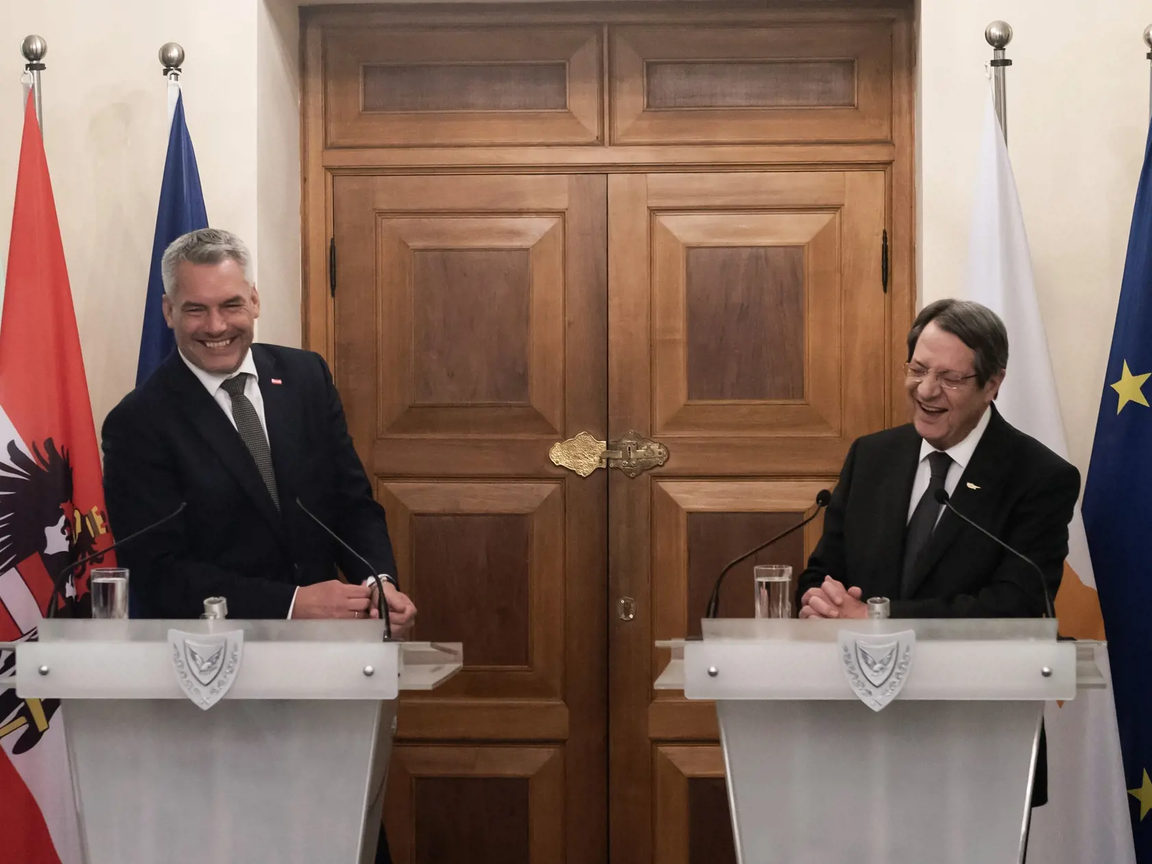 EBE 43 Nikózia - Na snímke sprava cyperský prezident Nicos Anastasiades a rakúsky kancelár Karl Nehammer počas tlačovej konferencie po spoločnom rokovaní v Nikózii v stredu 13. júla 2022. FOTO TASR/AP


Cyprus' president Nicos Anastasiades, right, and Austrian Chancellor Karl Nehammer talk during a press conference after their meeting at the presidential palace in capital Nicosia, Cyprus, on Wednesday, July 13, 2022. Nehammer is in Cyprus for talks. (Iakovos Hatzistavrou, Pool via AP)