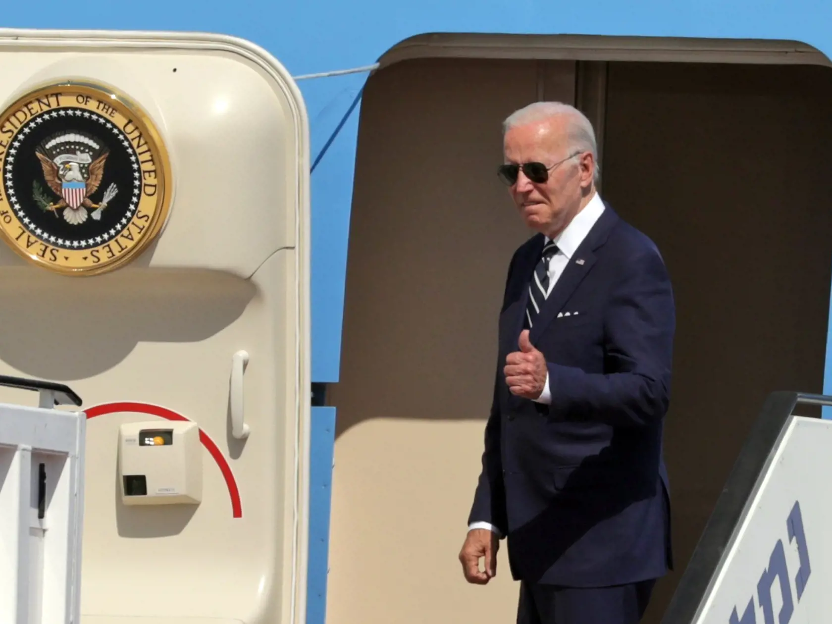 EBE 9 Lod - Na snímke americký prezident Joe Biden na palube lietadla pred odletom do Saudskej Arábie z letiska Ben Gurion v Lode pri Tel Avive v Izraeli v piatok 15. júla 2022. FOTO TASR/AP

U.S. President Joe Biden gestures before his departure to Saudi Arabia from Ben Gurion airport in Lod near Tel Aviv, Israel Friday, July 15, 2022. (Abir Sultan/Pool Photo via AP)