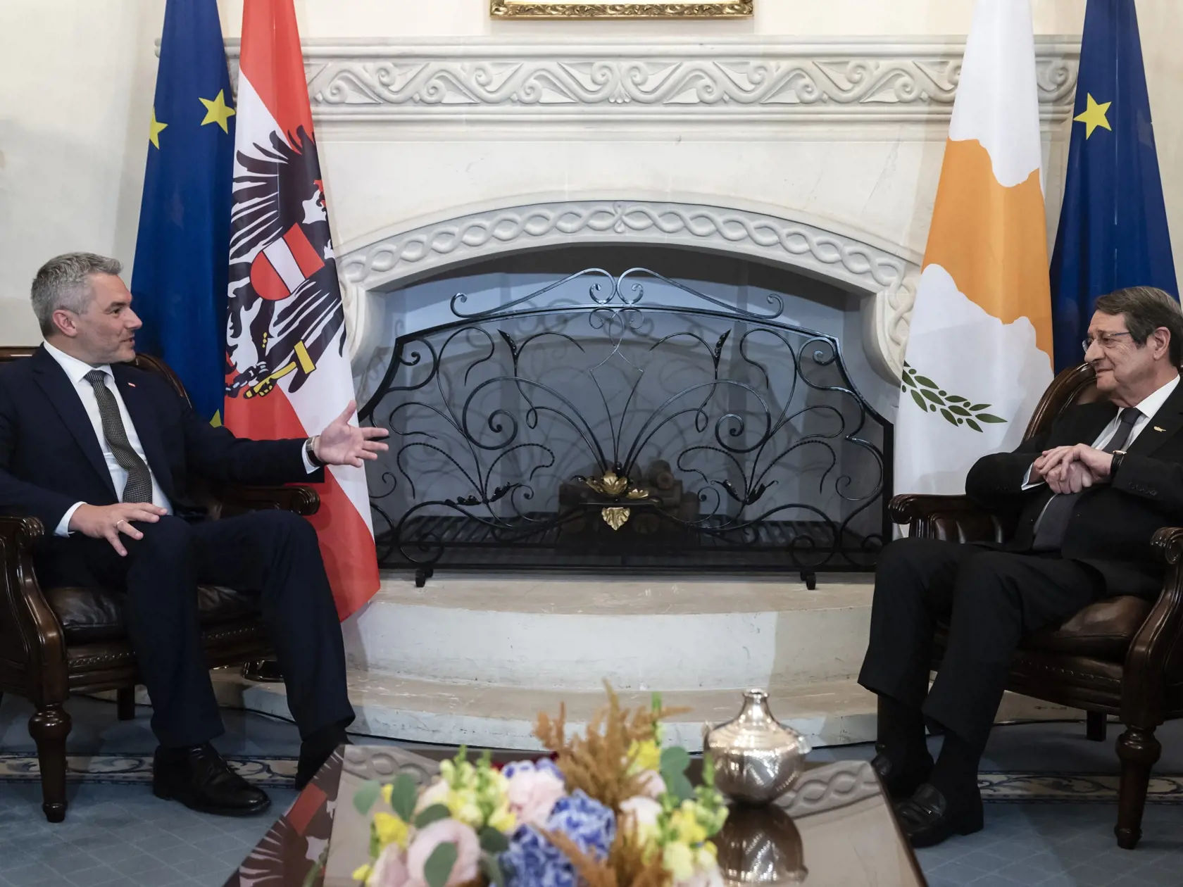 EBE 44 Nikózia - Na snímke sprava cyperský prezident Nicos Anastasiades a rakúsky kancelár Karl Nehammer počas tlačovej konferencie po spoločnom rokovaní v Nikózii v stredu 13. júla 2022. FOTO TASR/AP


Cyprus' president Nicos Anastasiades, right, and Austrian Chancellor Karl Nehammer talk during their meeting at the presidential palace in capital Nicosia, Cyprus, on Wednesday, July 13, 2022. Nehammer is in Cyprus for talks. (Iakovos Hatzistavrou, Pool via AP)