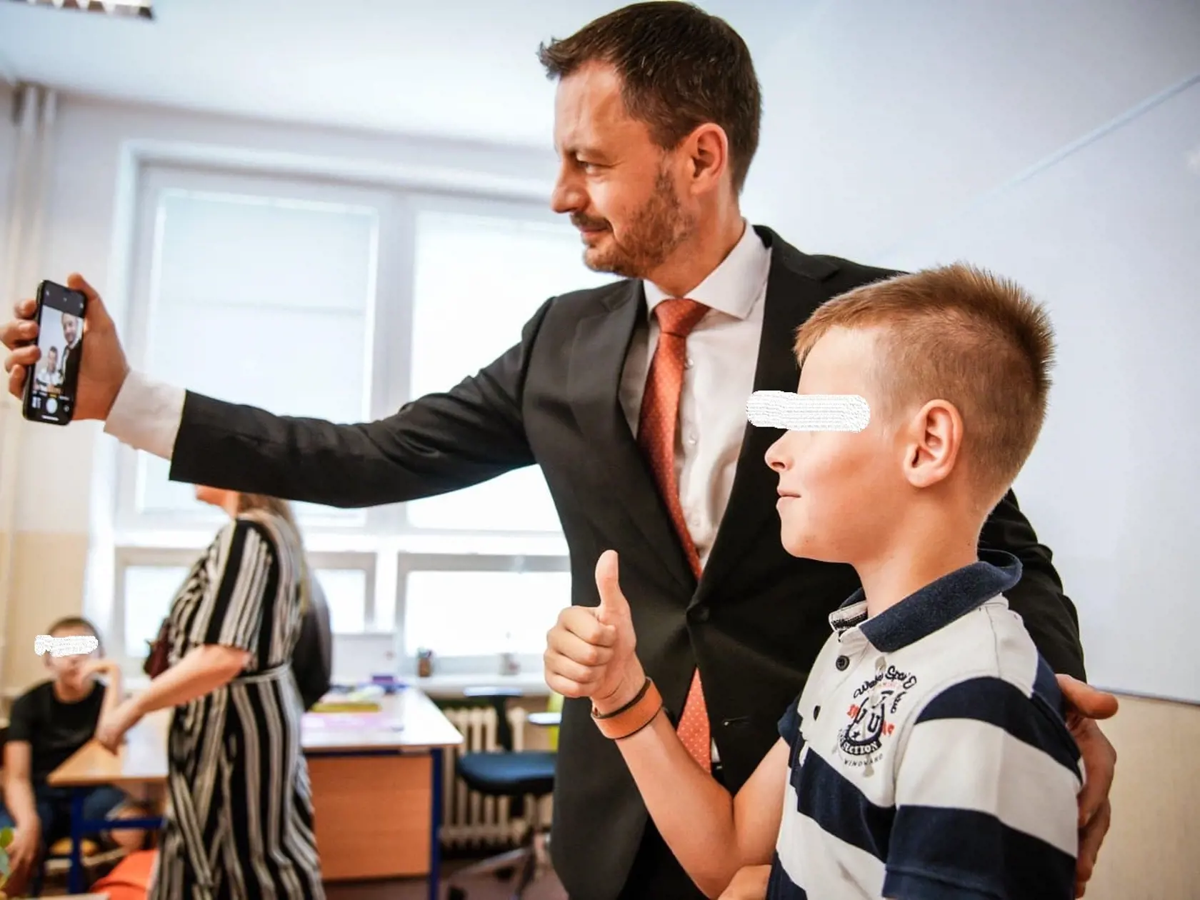 Premiér Eduard Heger bol rozdávať vysvedčenia žiakom piatej triedy. Takáto vládla na škole 30. júna 2022 atmosféra.
