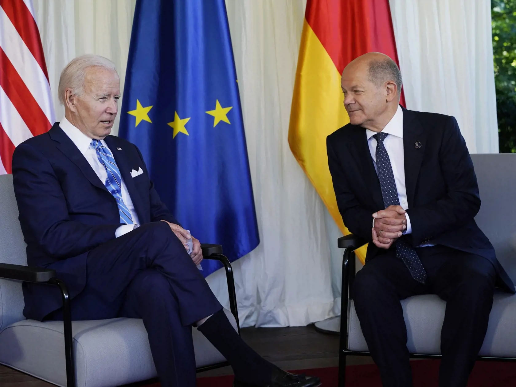 EBE 11 Elmau - Na snímke zľava americký prezident Joe Biden a nemecký kancelár Olaf Scholz počas bilaterálneho stretnutia na summite G7 s lídrami kľúčových spojencov USA na zámku Elmau v Bavorských Alpách v nedeľu 26. júna 2022. FOTO TASR/AP

President Joe Biden and German Chancellor Olaf Scholz speak during a bilateral meeting at the G7 Summit in Elmau, Germany, Sunday, June 26, 2022. Biden is in Germany to attend the Group of Seven summit of leaders of the world's major industrialized nations.