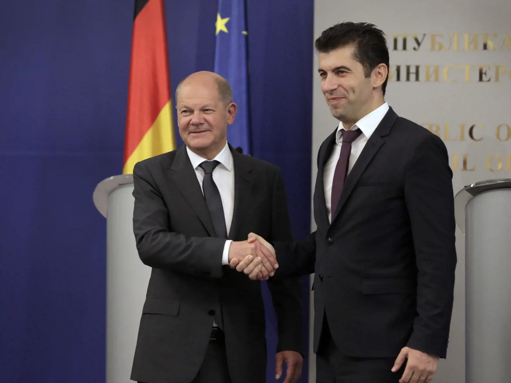 KK36 Sofia - Nemecký kancelár Olaf Scholz (vľavo) a bulharský premiér Kiril Petkov si podávajú ruky po tlačovej konferencii v Sofii 11. júna 2022. FOTO TASR/AP
German Chancellor Olaf Scholz shake hands with his Bulgarian counterpart Bulgairian Prime Minister Kiril Petkov, after their press conference at Council of Ministers office in Sofia, Saturday, June 11, 2022. Chancellor Olaf Scholz has arrived in a brief visit to Bulgaria, as part of his regional tour, in another bid Sofia and Skopje to fi