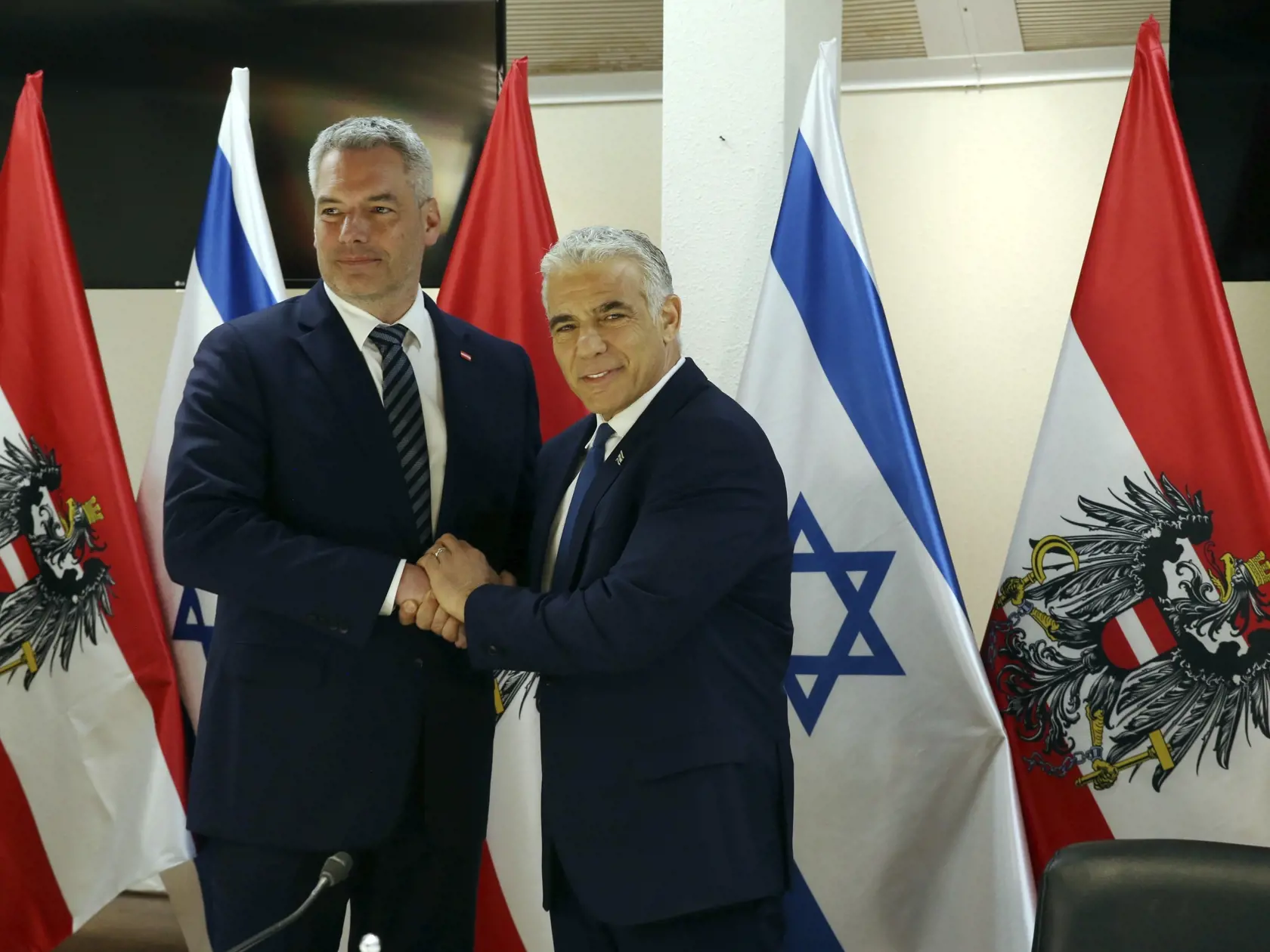 PK 1 Jeruzalem - Na snímke sprava izraelský premiér Jair Lapid a rakúsky kancelár Karl Nehammer pózujú počas stretnutia v Jeruzaleme 12. júla 2022. Nehammer je na oficiálnej návšteve Jeruzalema. FOTO TASR/AP

Israeli Prime Minister Yair Lapid, right, hosts Austrian Chancellor Karl Nihammer, in Jerusalem, Tuesday, July 12, 2022. Nehammer is on an official visit to Israel. (Shaul Golan/Pool via AP)