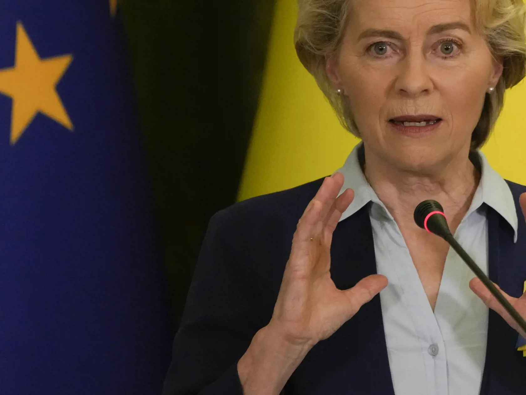 KK35 Kyjev - Predsedníčka Európskej komisie Ursula von der Leynová hovorí počas tlačovej konferencie s ukrajinským prezidentom Volodymyrom Zelenským 11. júna 2022 v Kyjeve. Šéfka Európskej komisie (EK) Ursula von der Leyenová pricestovala v sobotu do ukrajinského hlavného mesta Kyjev, aby s tamojším prezidentom Volodymyrom Zelenským diskutovala o úsilí jeho krajiny pripojiť sa k Európskej únii (EÚ). FOTO TASR/AP
European Commission President Ursula von der Leyen speaks during a joint press confe
