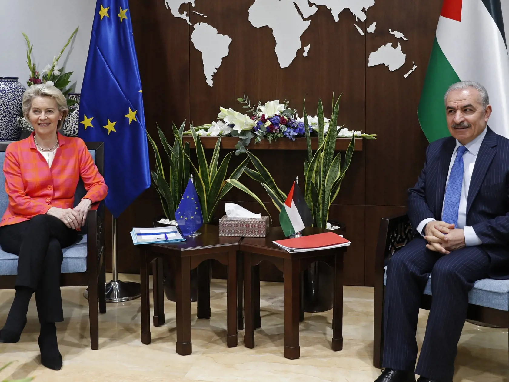 PK 20 Rámalláh - Na snímke zľava predsedníčka Európskej komisie Ursula von der Leyenová a palestínsky premiér Mohammad Štajjíh v Ramalláhu 14. júna 2022. Von der Leyenová je na dvojdňovej návšteve Izraela a palestínskych území. FOTO TASR/AP

President of the European Commission Ursula von der Leyen meets with Palestinian Prime Minister Mohammad Shtayyeh, in Ramallah, West Bank, Tuesday, June 14, 2022. Von der Leyen is on a two-day official visit to Israel and the Palestinian territories. (Atef S
