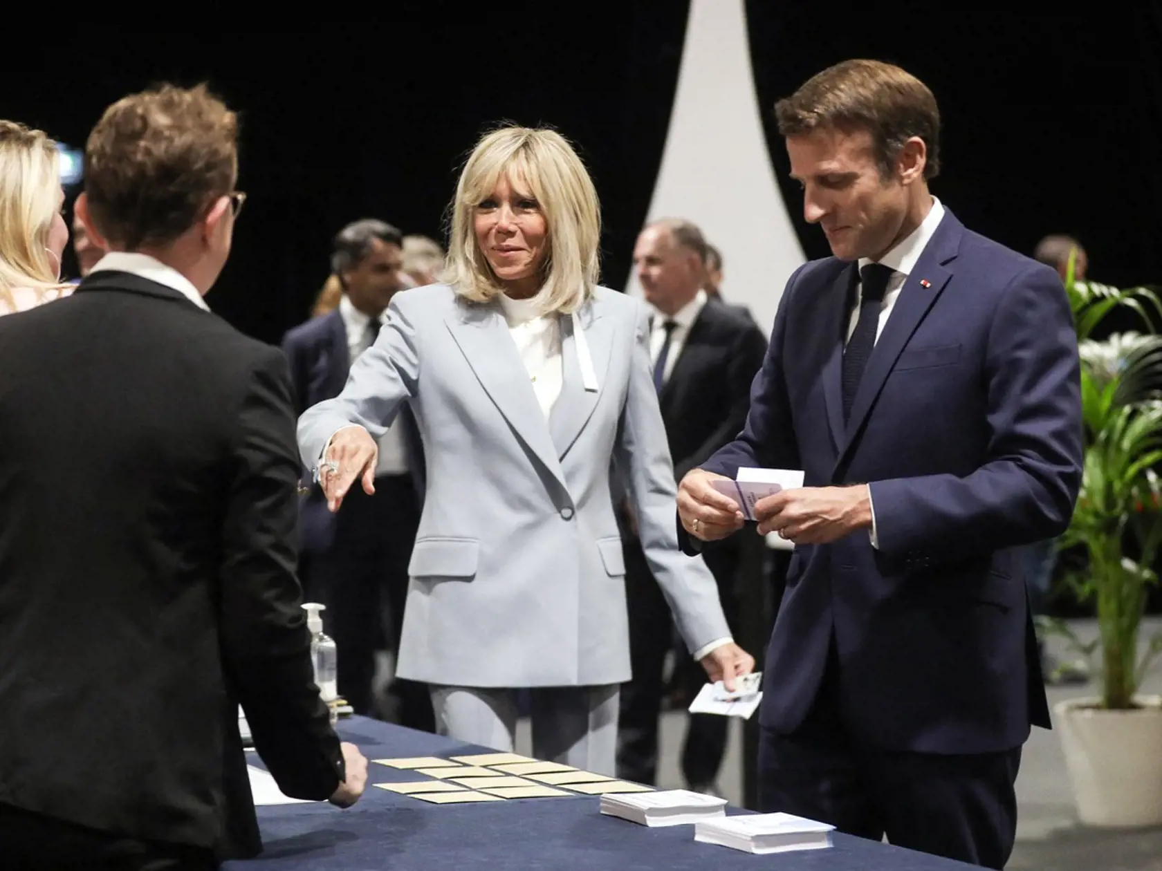 Ešte v deň volieb pri tom Macron aj jeho Briggite rozdávali úsmevy a ochotne pózovali fotografom.